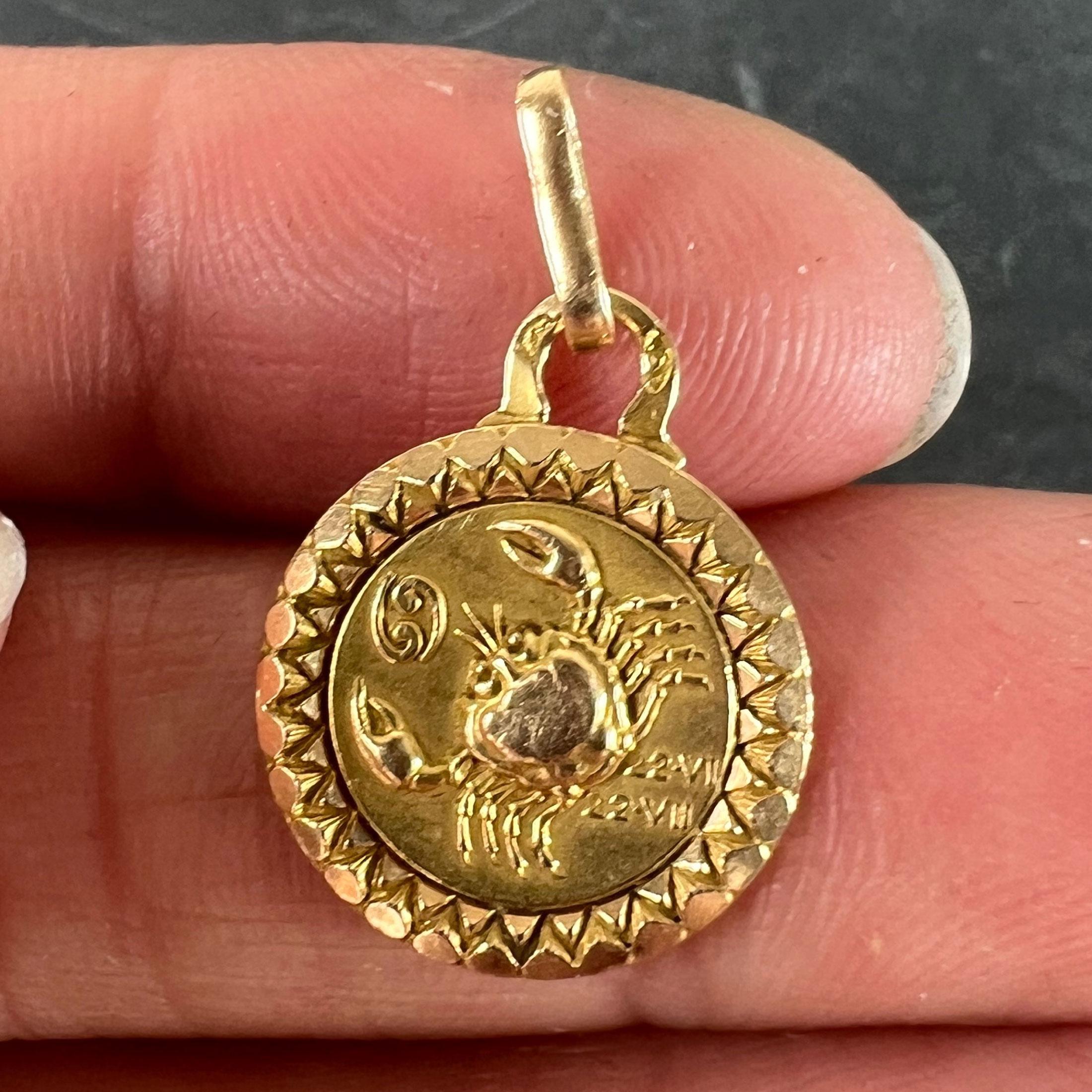 Colgante de oro amarillo de 18 quilates con el signo del zodiaco Cáncer francés Perroud en venta 1