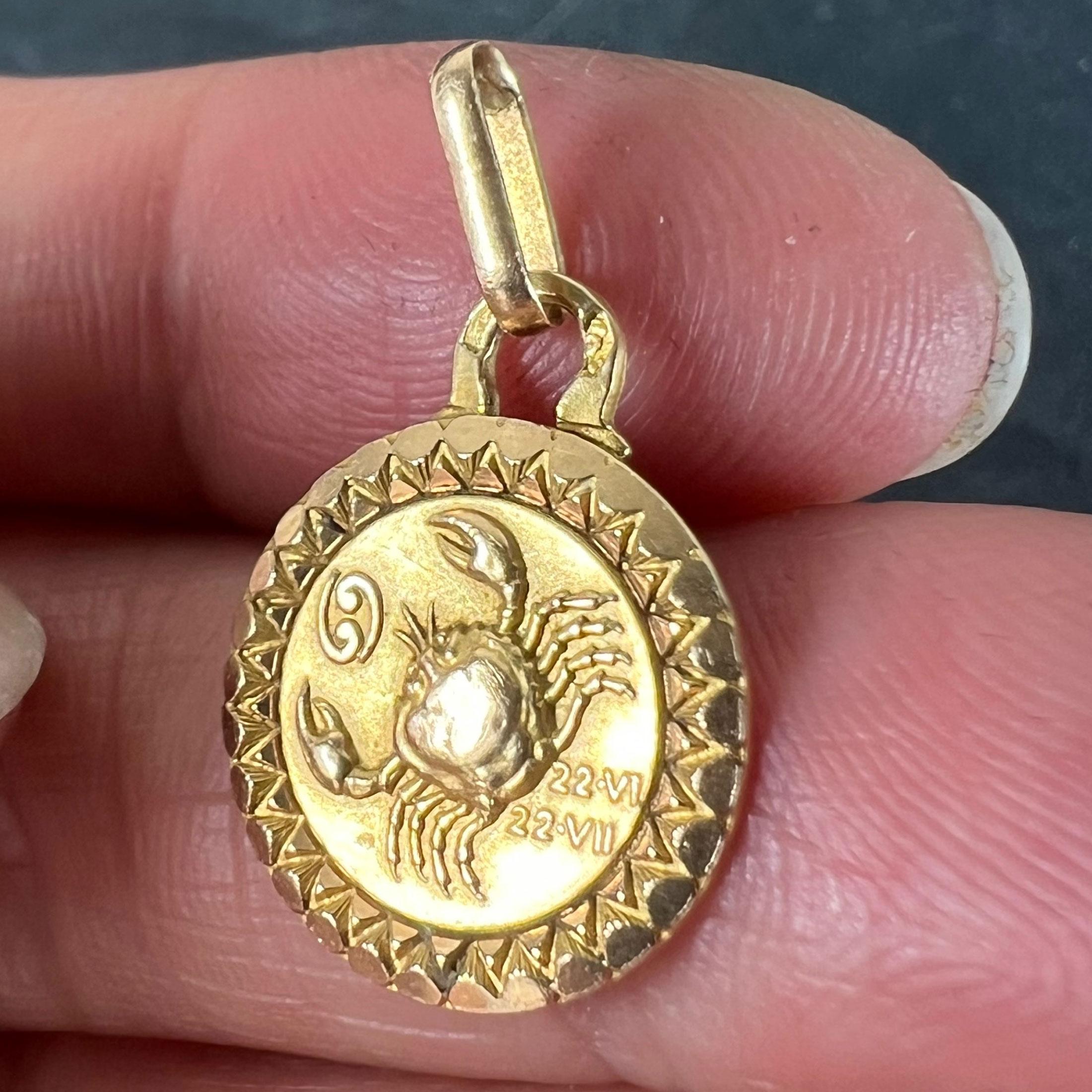 Colgante de oro amarillo de 18 quilates con el signo del zodiaco Cáncer francés Perroud en venta 2