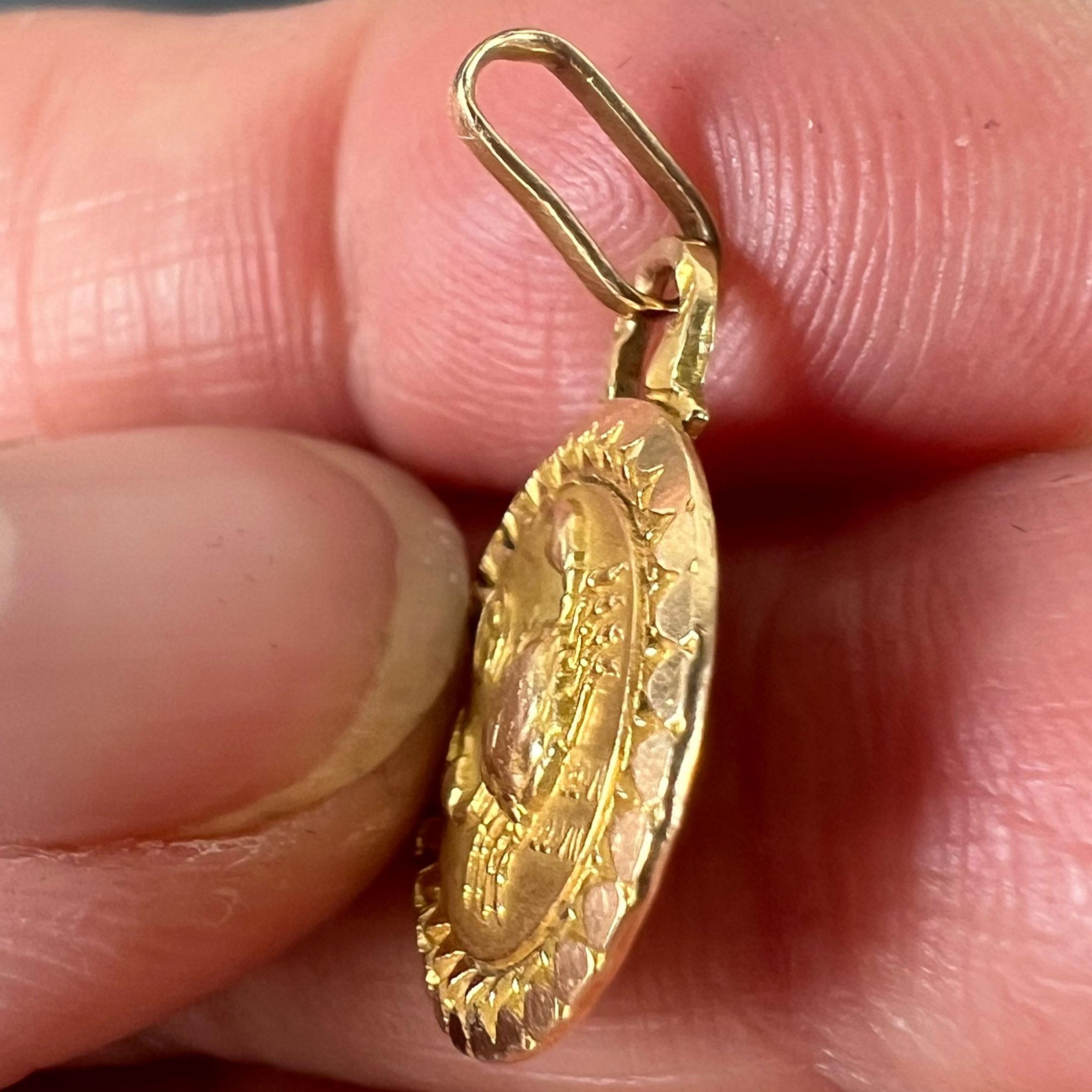 Colgante de oro amarillo de 18 quilates con el signo del zodiaco Cáncer francés Perroud en venta 3