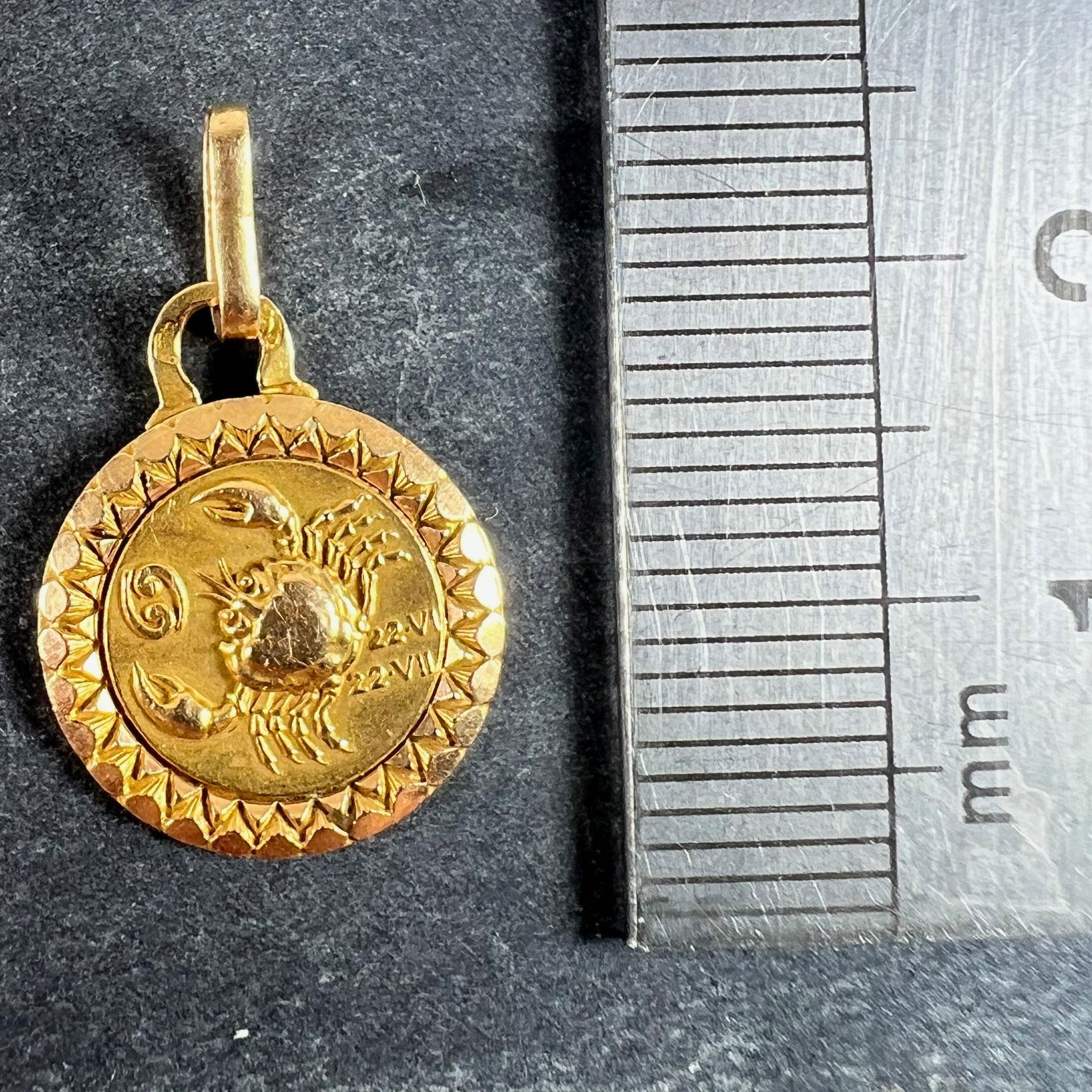 Colgante de oro amarillo de 18 quilates con el signo del zodiaco Cáncer francés Perroud en venta 5