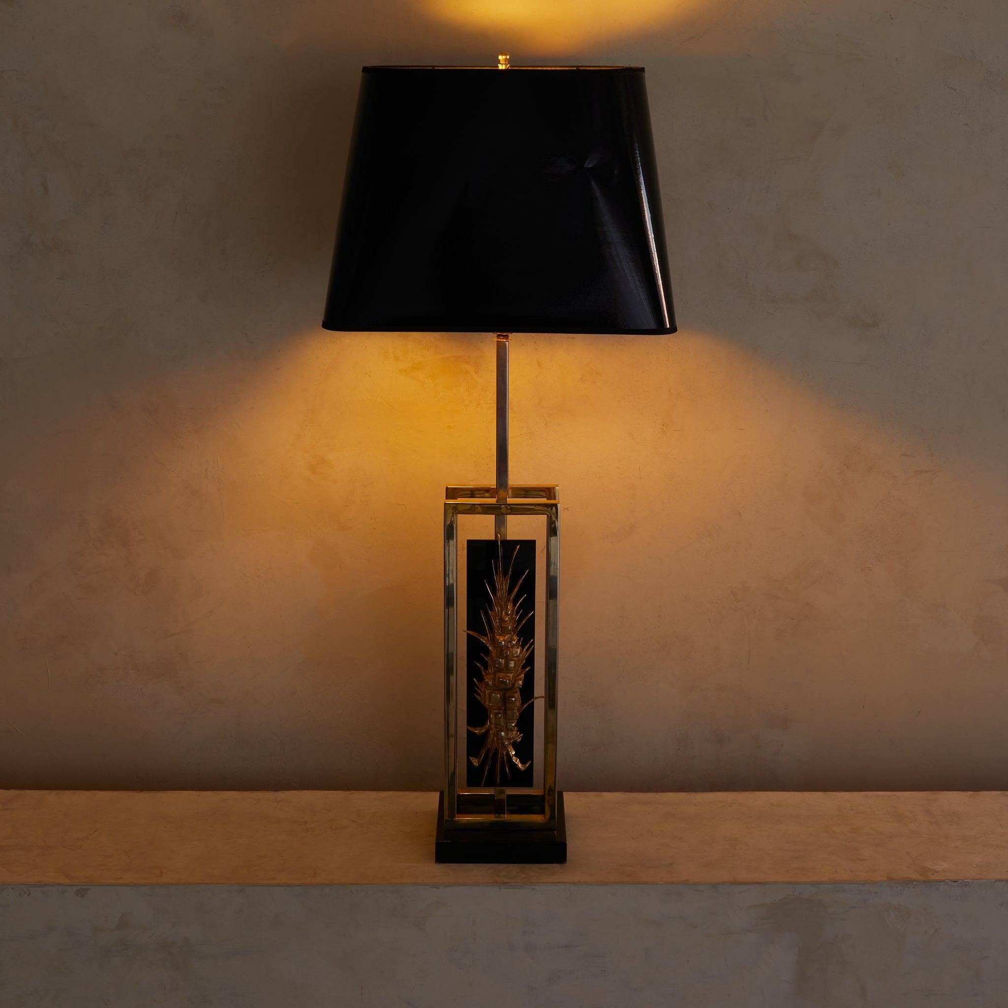 La lampe de table 'Candeeiro de Mesa' a été conçue par Philippe Cheverny dans les années 1970. Définie par une fusion magistrale de matériaux audacieux, elle présente un relief en bronze doré façonné à la main, monté sur un métal laqué noir, encadré