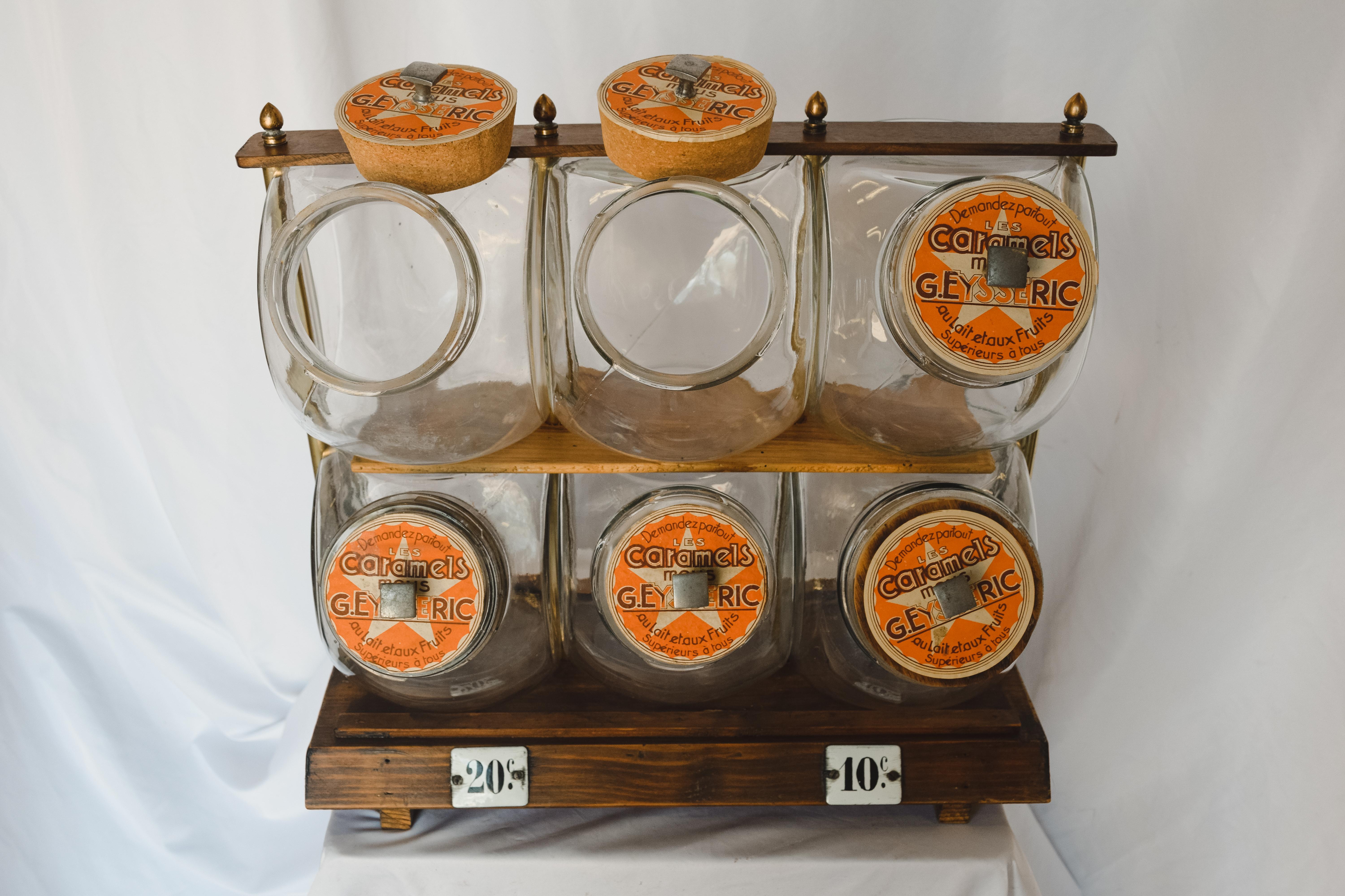 Dieses Set aus gestapelten Vintage-Bonbongläsern aus einem französischen Bonbonladen ist die perfekte Möglichkeit, Ihre Süßigkeiten oder Snacks stilvoll zu präsentieren. Wurde früher in einem Geschäft für verschiedene Karamellbonbons verwendet. Das