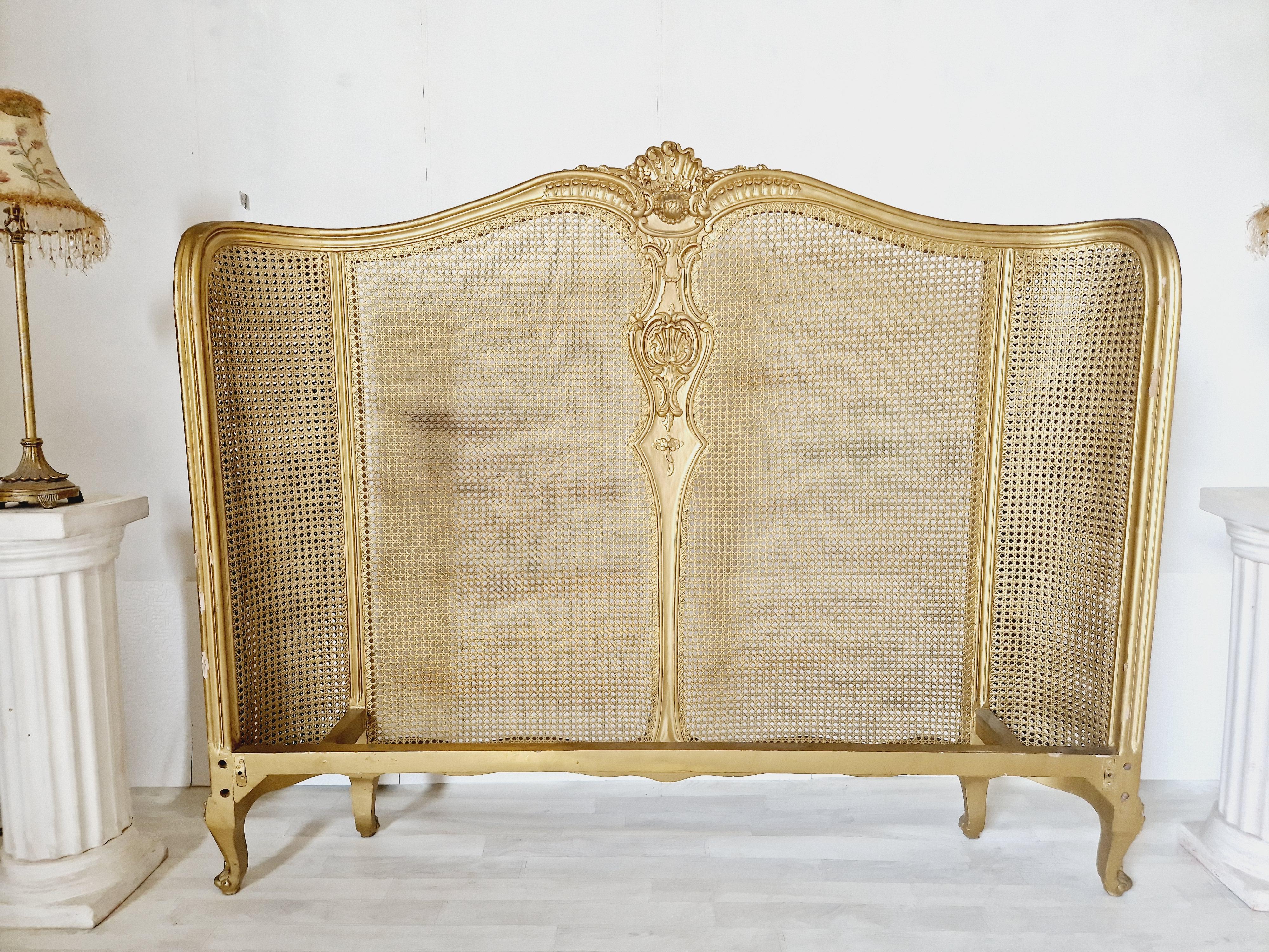 Ce lit en rotin français de style Louis XV est une belle addition à toute chambre à coucher. Le cadre de lit est fabriqué en bois de haute qualité et présente des sculptures complexes qui créent un effet visuel époustouflant. La finition laquée or