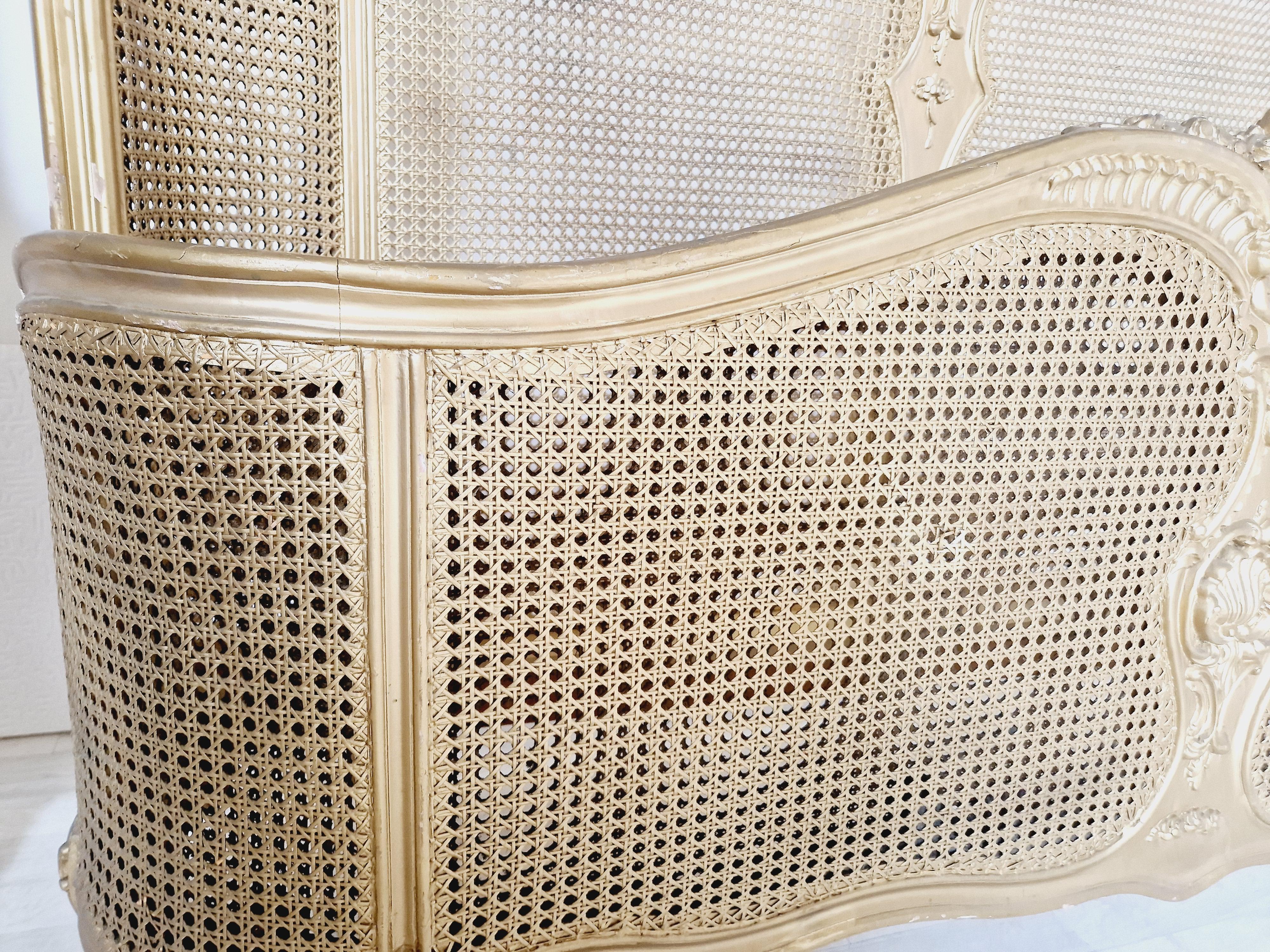 Lit canné de style Louis XV en laque dorée Bon état - En vente à Buxton, GB