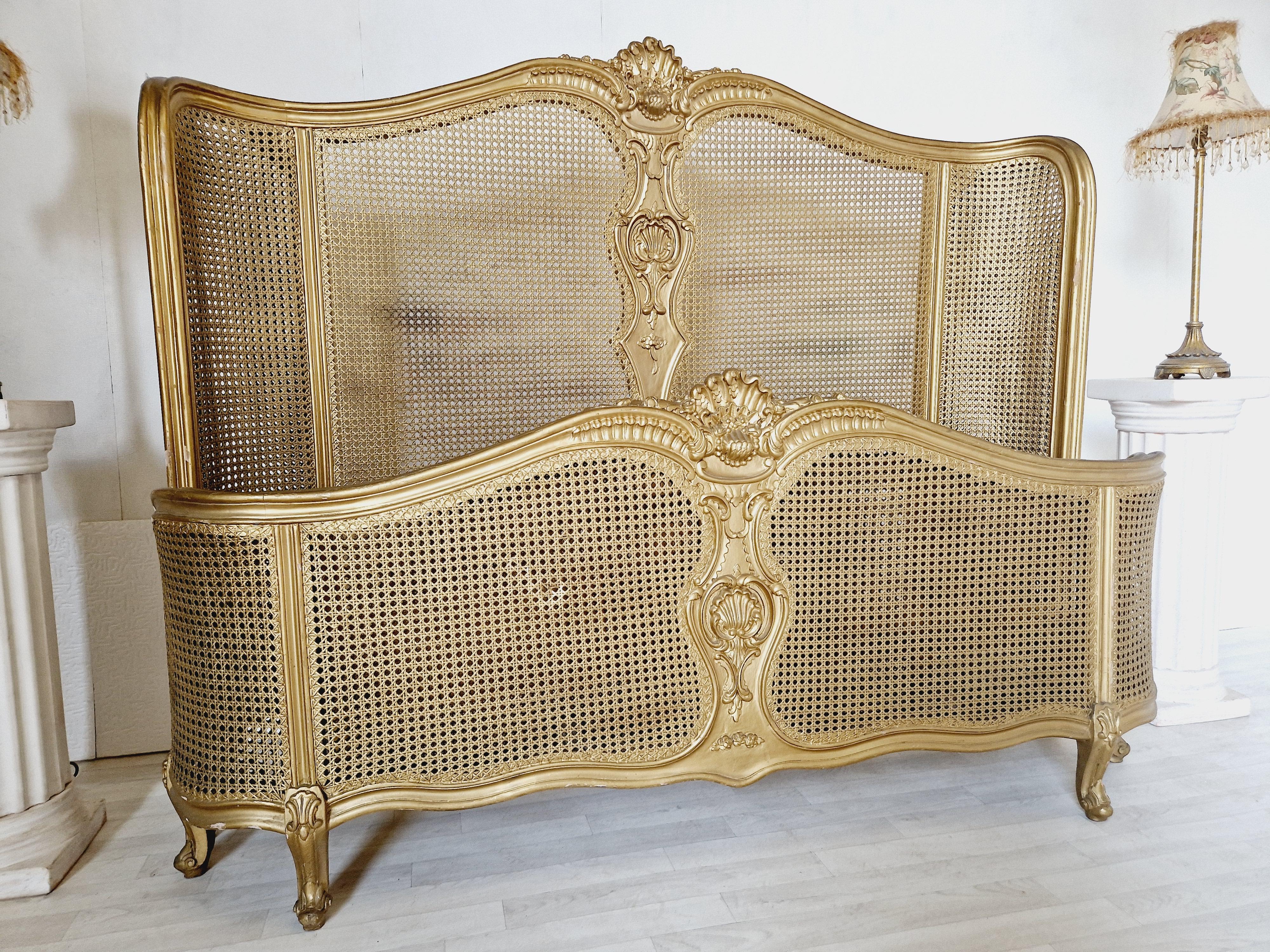 20ième siècle Lit canné de style Louis XV en laque dorée en vente