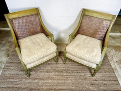 Chaises Bergere peintes et cannées, style Louis XVI, coussins d'assise détachés, paire