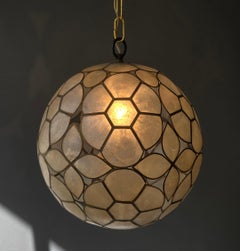 Lámpara colgante French Capiz Shell Globe, tono latón, 30 cm, años 70