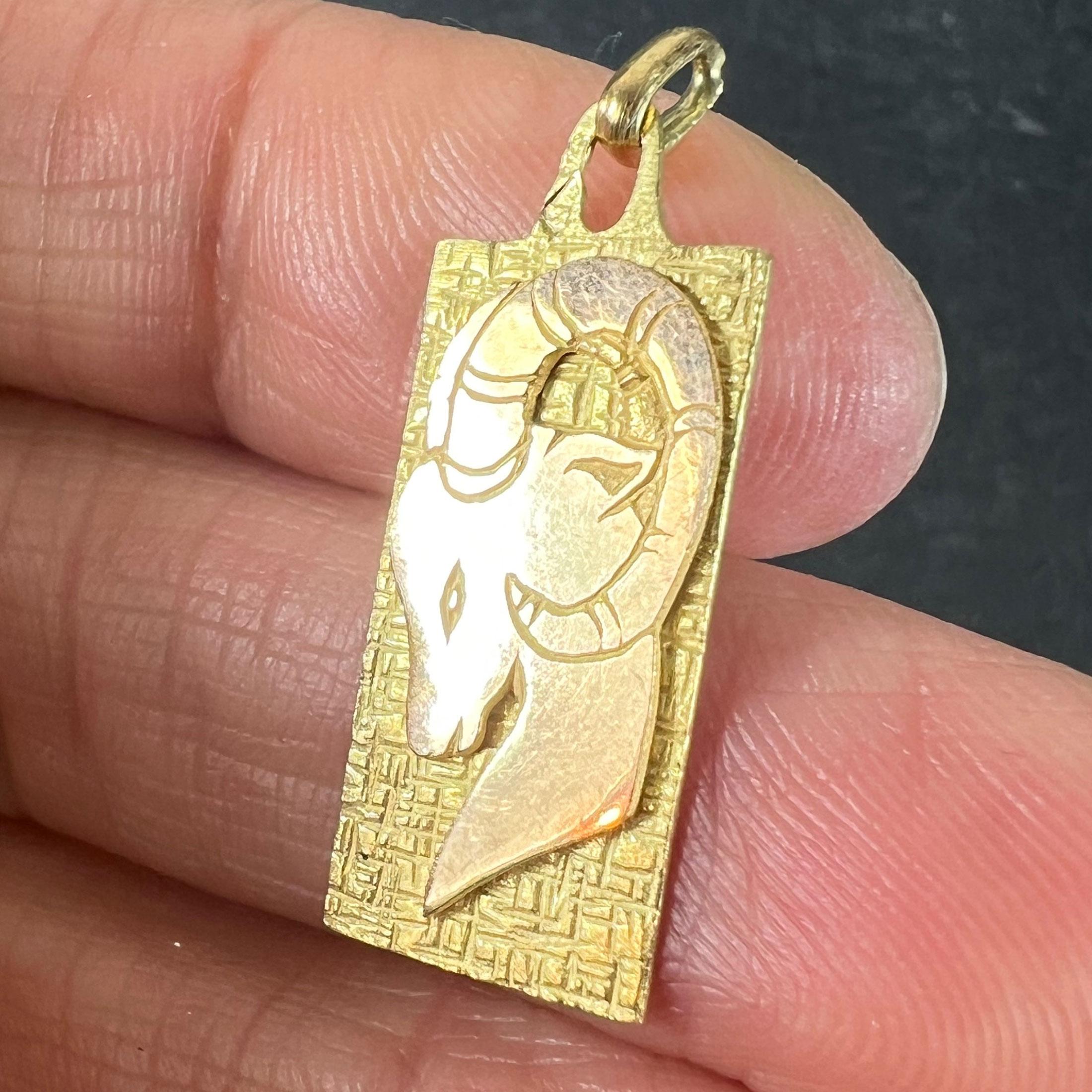 Pendentif en or jaune 18K avec breloque Capricorne Ares Starsign Zodiac en vente 2