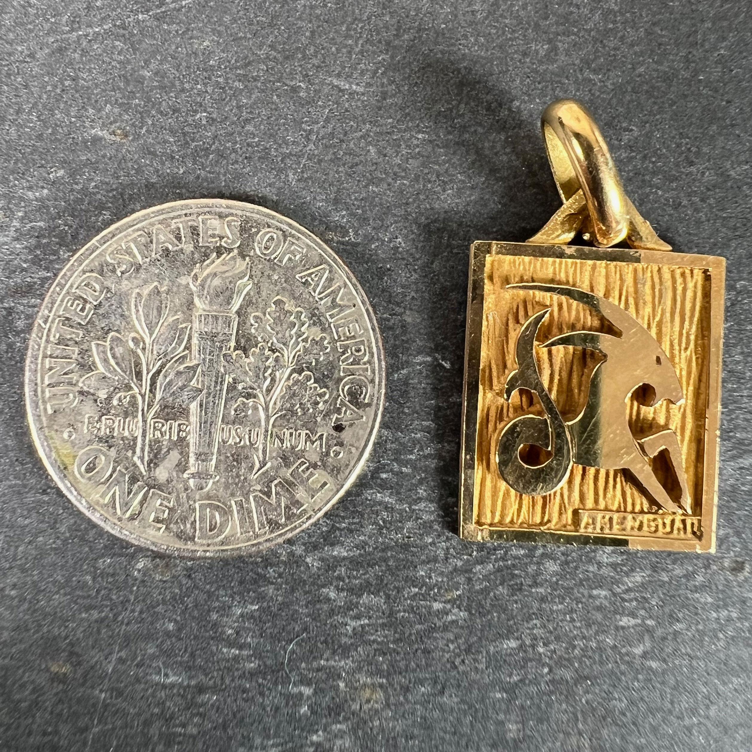 French Capricorn Starsign Zodiac 18K Yellow Gold Charm Medal Pendant For Sale 6