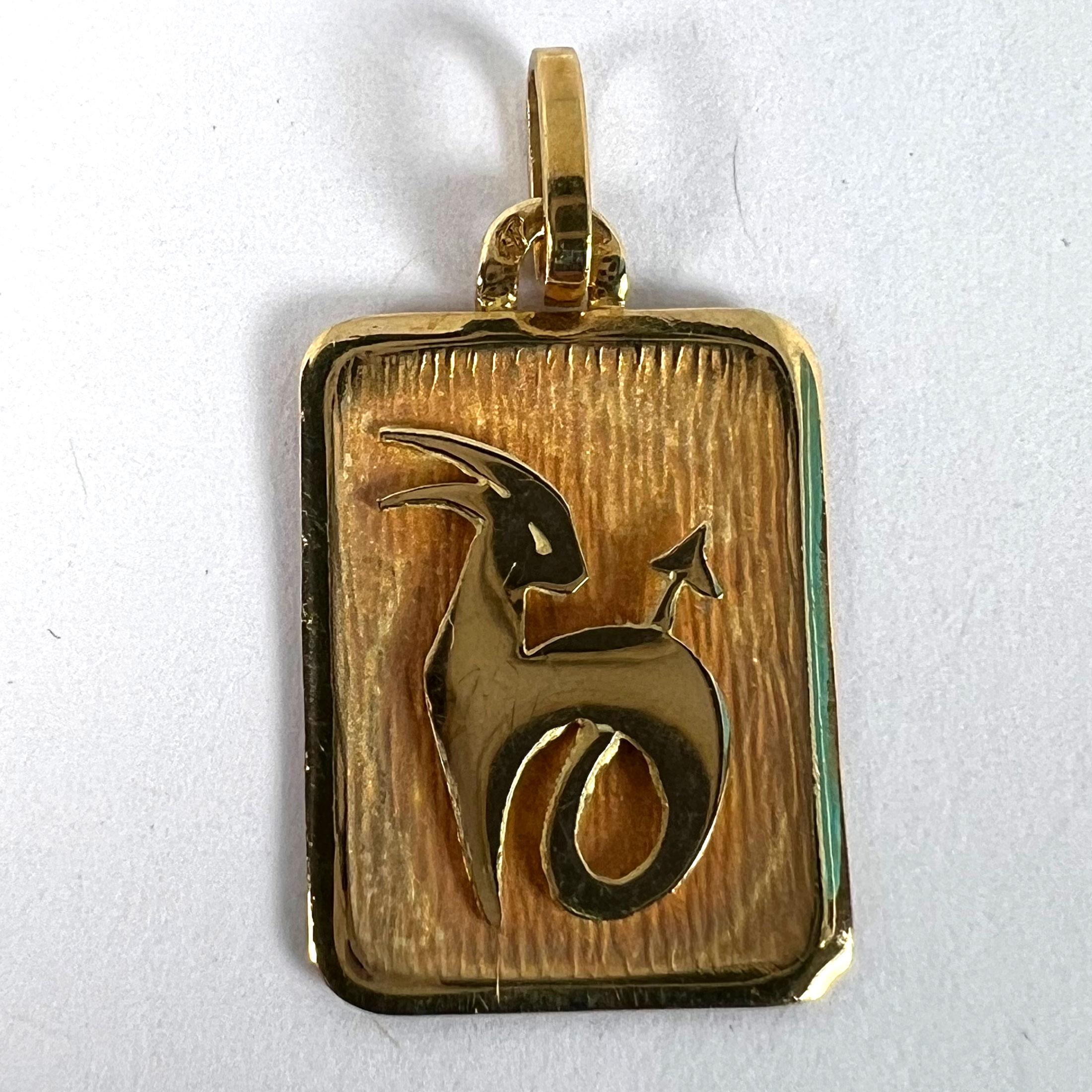 French Capricorn Starsign Zodiac 18K Yellow Gold Charm Medal Pendant For Sale 7