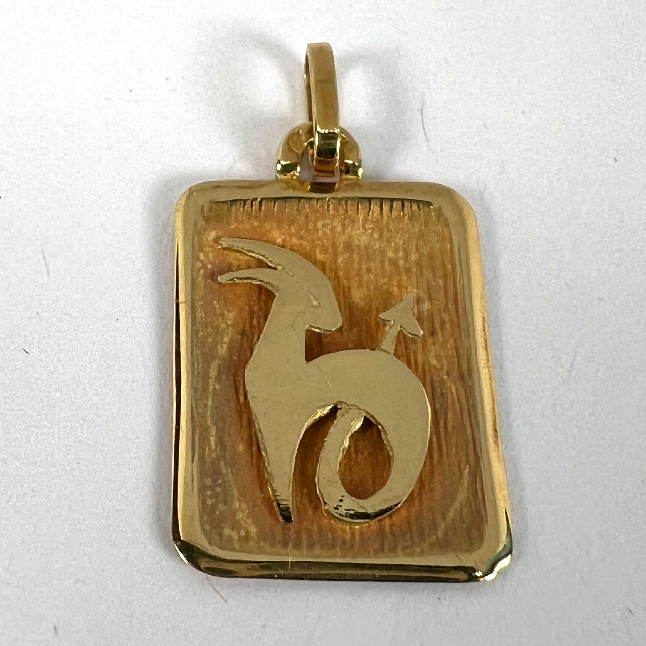 French Capricorn Starsign Zodiac 18K Yellow Gold Charm Medal Pendant For Sale 8
