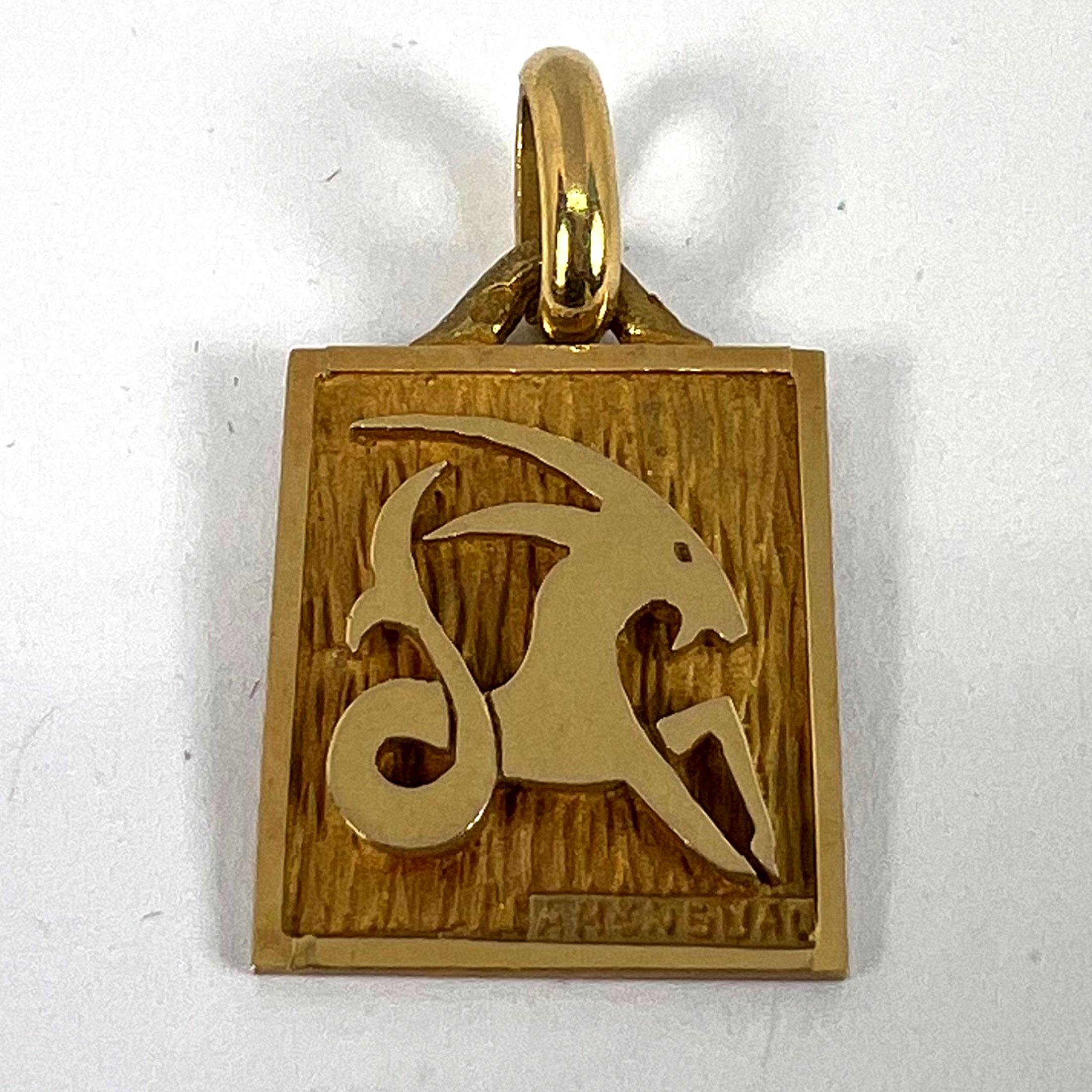 French Capricorn Starsign Zodiac 18K Yellow Gold Charm Medal Pendant For Sale 8