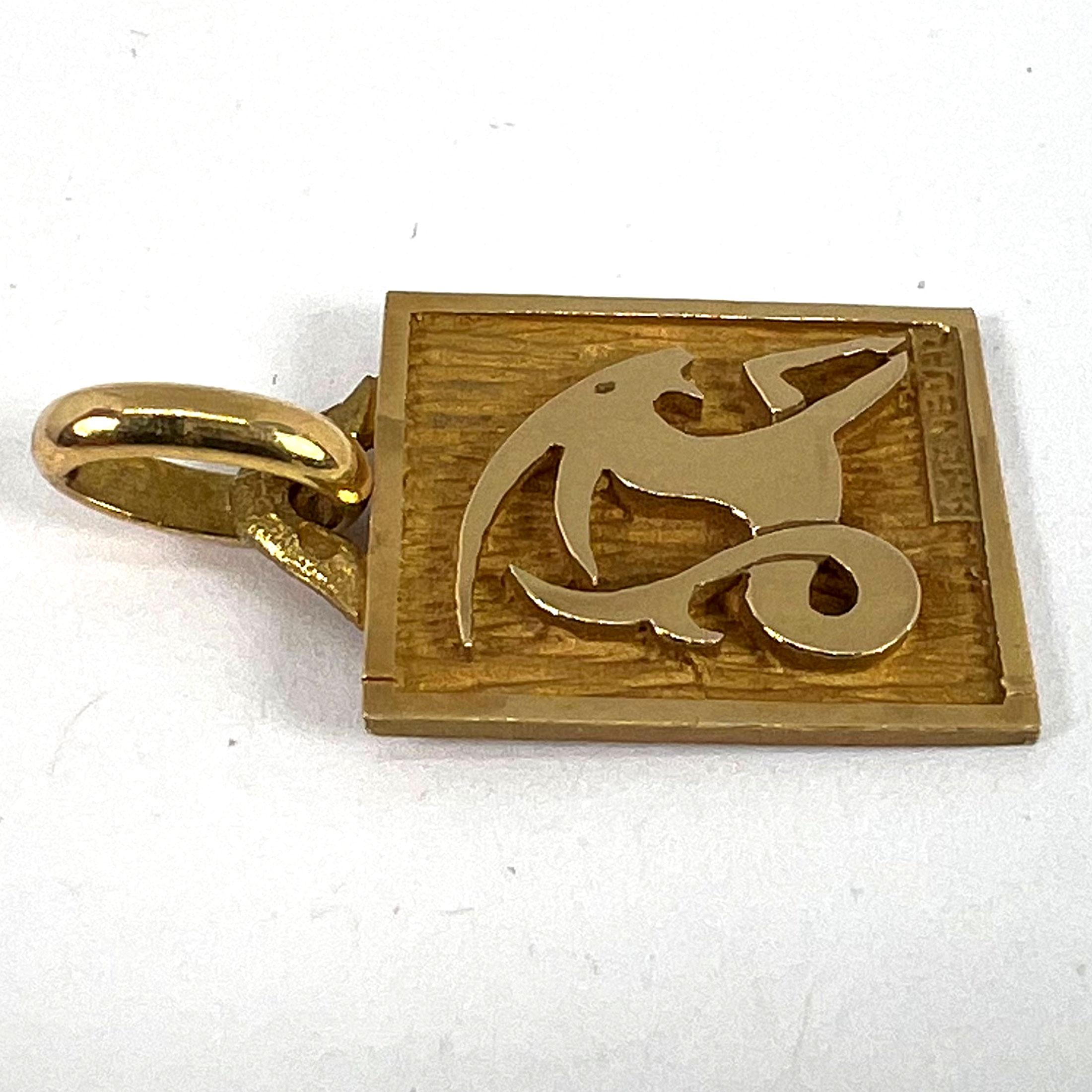 French Capricorn Starsign Zodiac 18K Yellow Gold Charm Medal Pendant For Sale 10