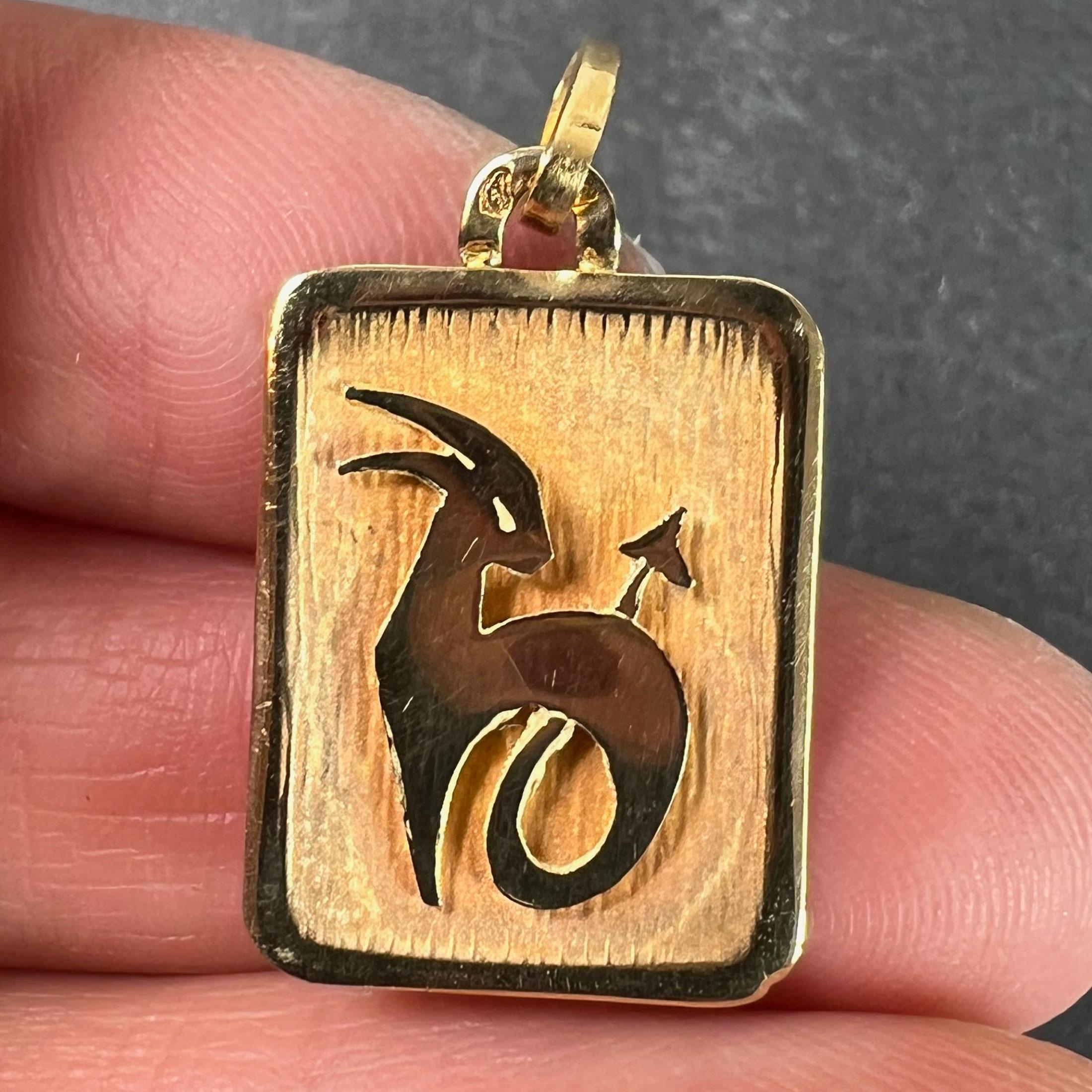 French Capricorn Starsign Zodiac 18K Yellow Gold Charm Medal Pendant For Sale 1