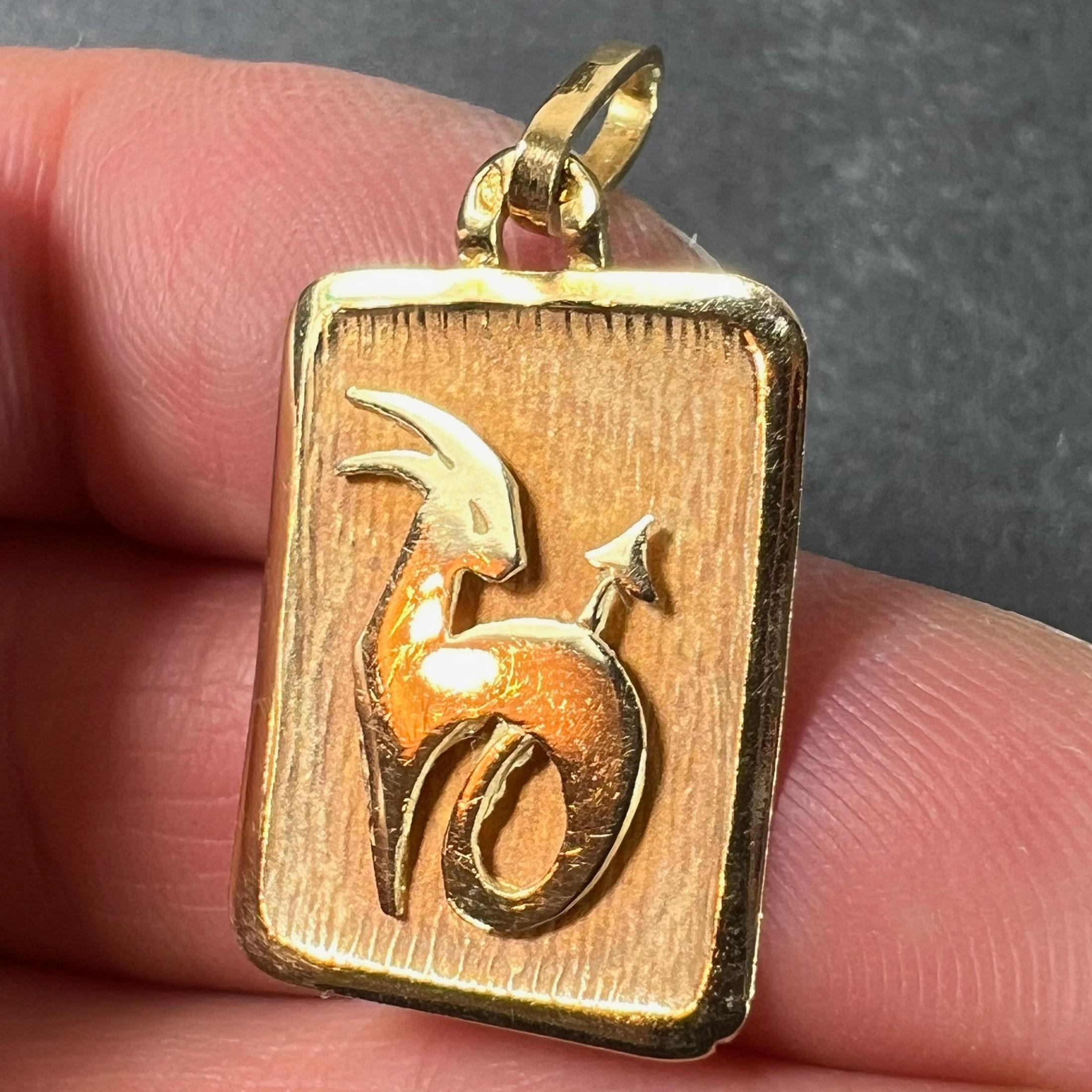 French Capricorn Starsign Zodiac 18K Yellow Gold Charm Medal Pendant For Sale 2