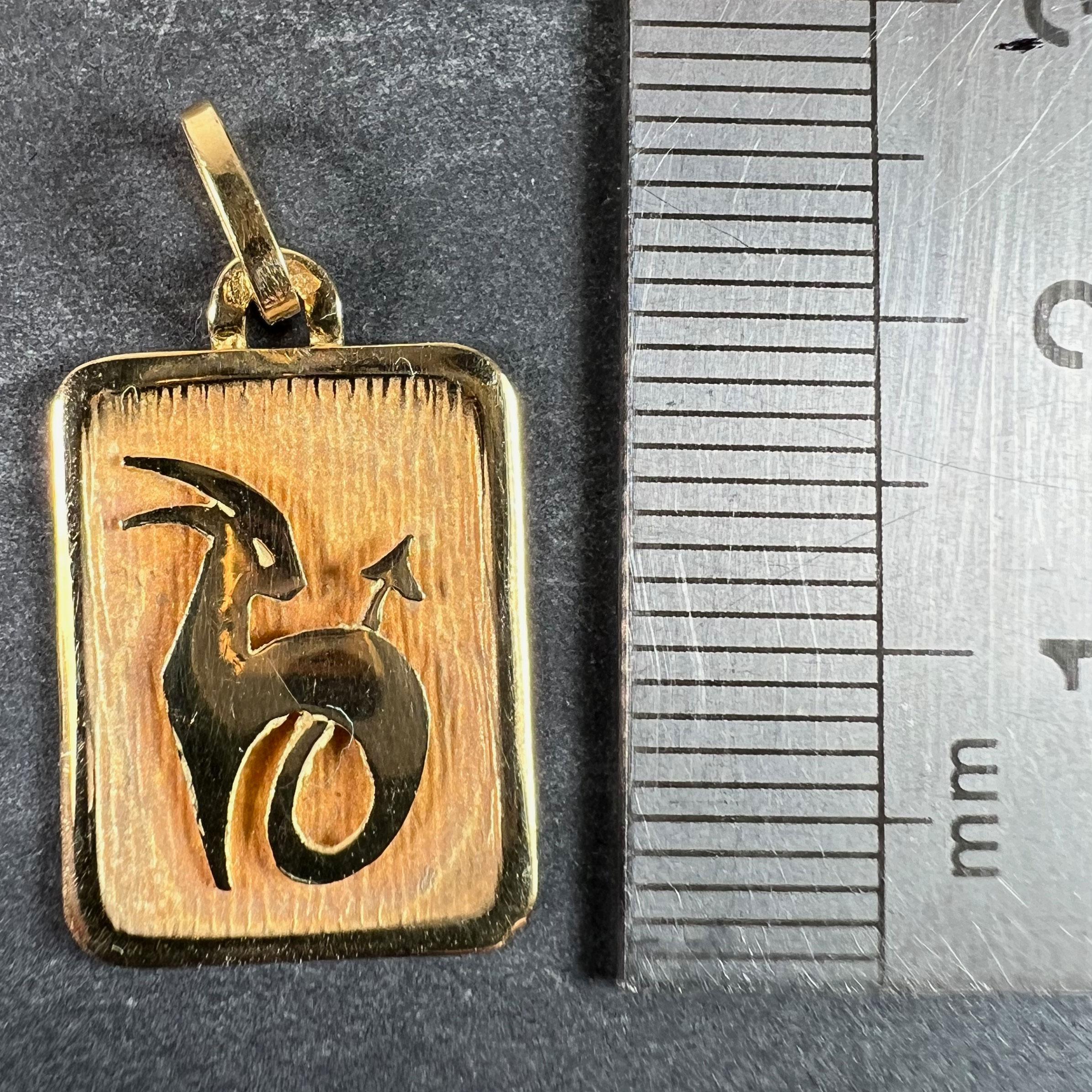 French Capricorn Starsign Zodiac 18K Yellow Gold Charm Medal Pendant For Sale 5
