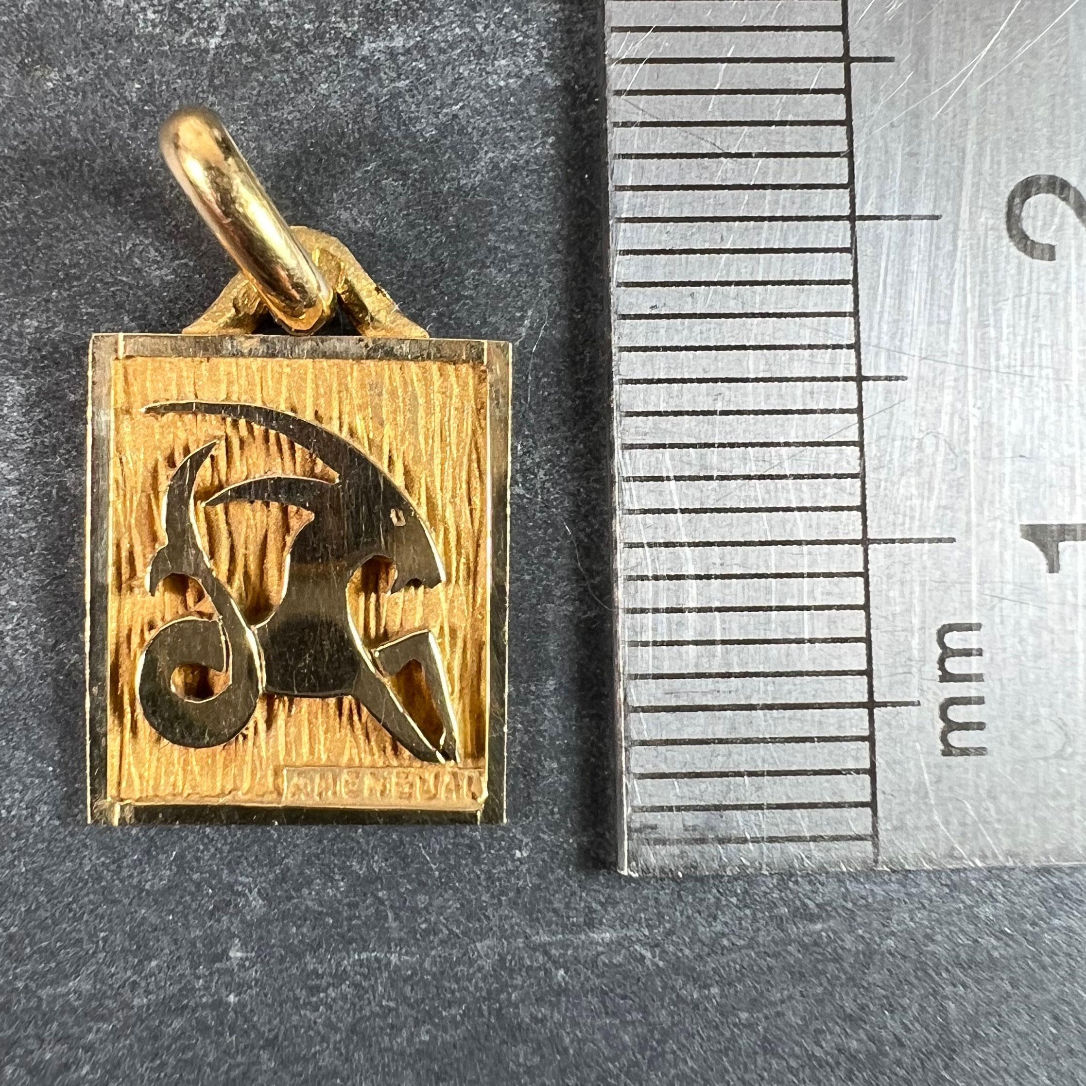 French Capricorn Starsign Zodiac 18K Yellow Gold Charm Medal Pendant For Sale 5