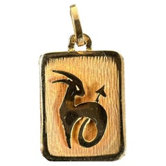 French Capricorn Starsign Zodiac 18K Yellow Gold Charm Medal Pendant