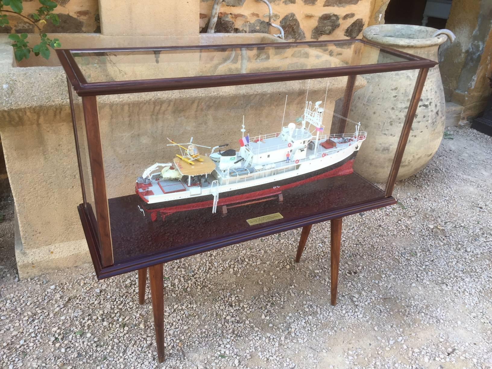 French Captain Cousteau Ocean Research Ship Model under Plexiglass, 1950s In Good Condition In LEGNY, FR