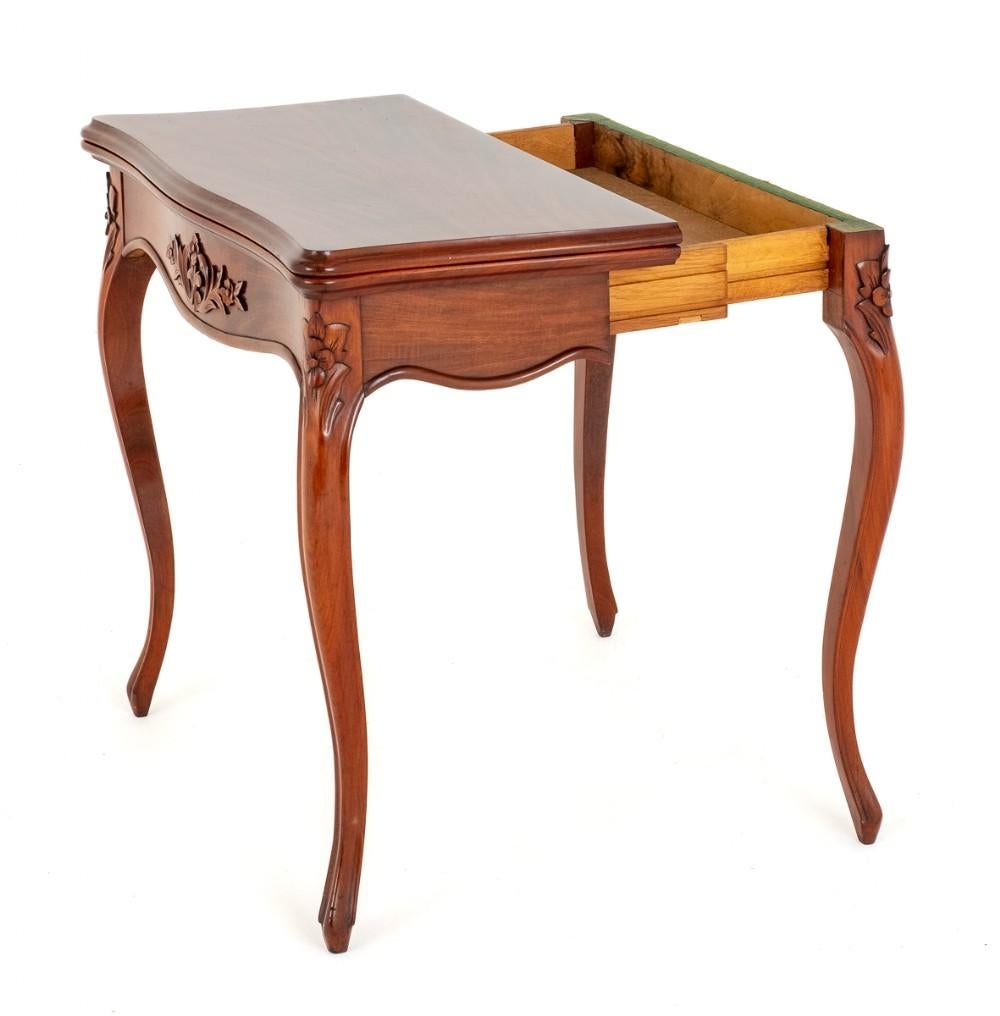 Französisch Mahagoni Kartentisch.
CIRCA 1870
Dieser elegante Tisch steht auf typisch geformten französischen Beinen mit Schnitzereien an den Oberseiten der Beine und verfügt über einen geformten und geschnitzten Fries.
Die Tischplatte besteht aus