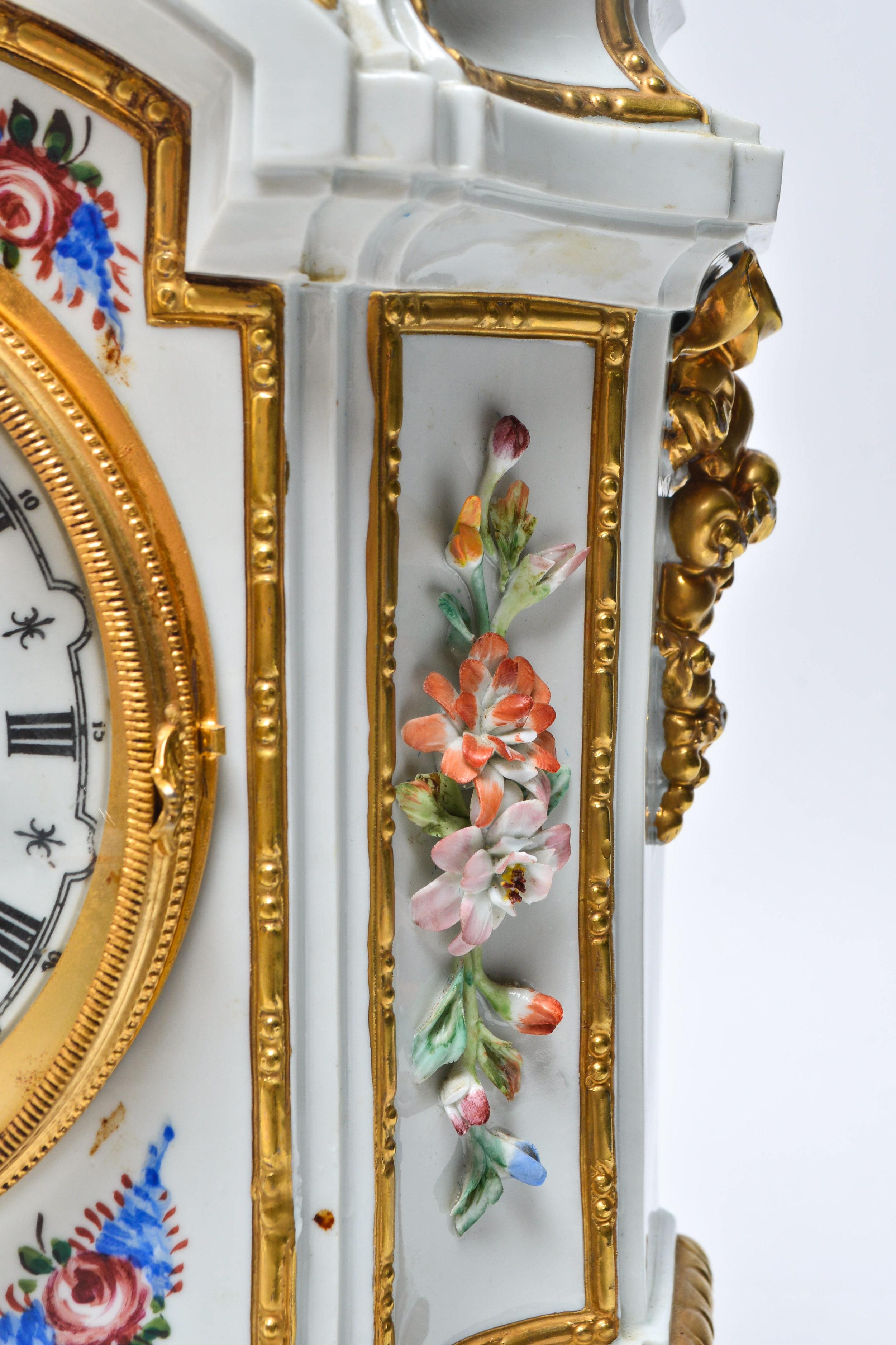 French Carpie Hand Painted Porcelain Mantel Clock In Good Condition In New York, NY