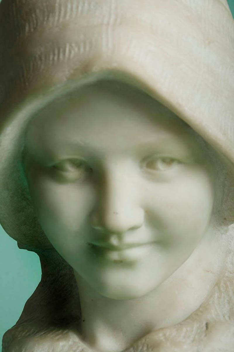 French Carrara Marble Buste of a Young Girl with a Hat In Good Condition In Casteren, Noord-Brabant