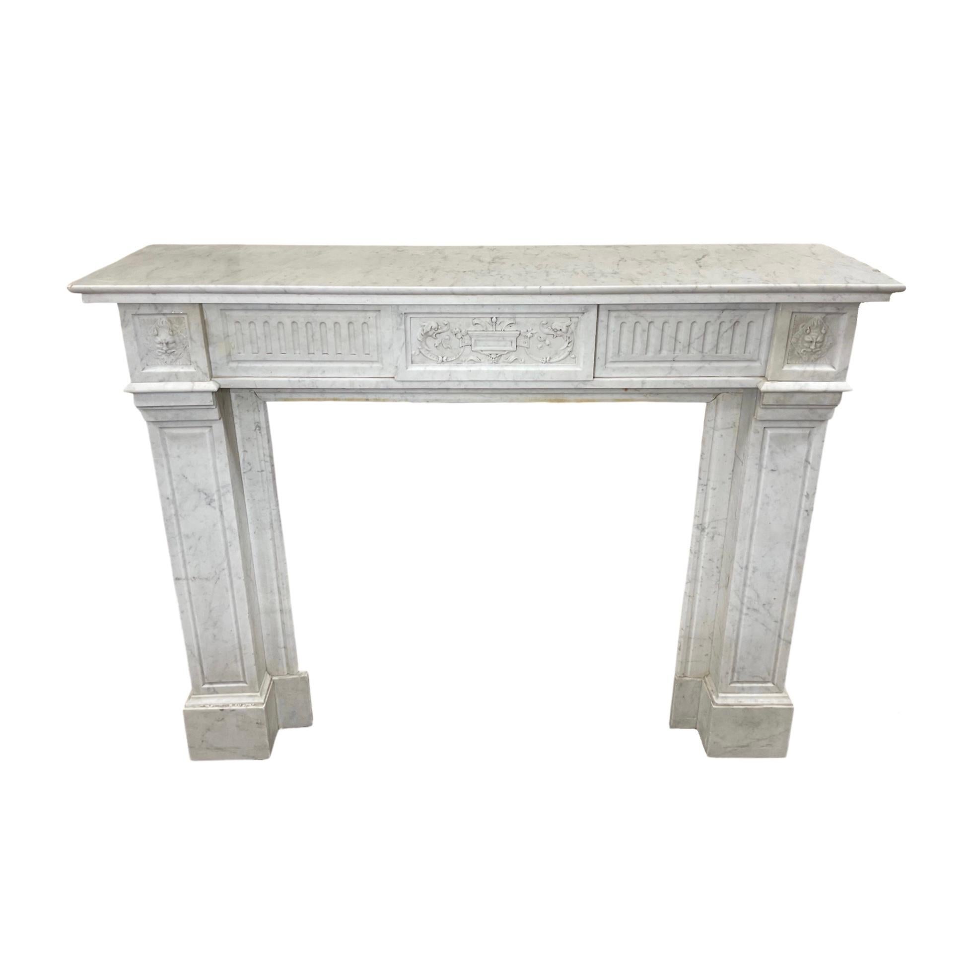 Cette exquise cheminée en marbre de Carrare français des années 1880 est fabriquée à partir du marbre blanc le plus fin de France. Les sculptures complexes de style Louis XVI, l'artisanat exquis et la beauté intemporelle font de cette cheminée une