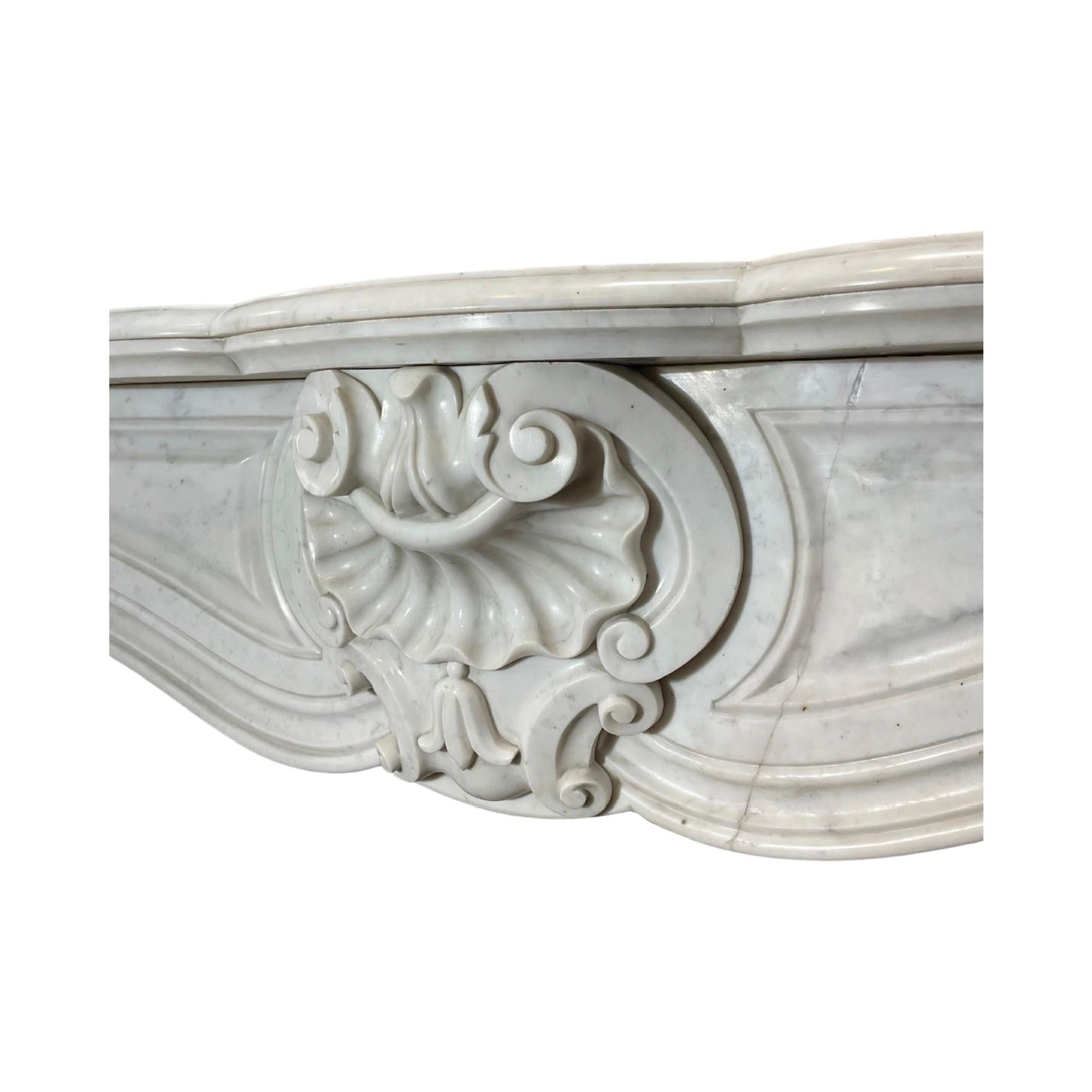 Dieser Kaminsims aus französischem Carrara-Marmor aus dem 18. Jahrhundert weist Schnitzereien im Stil von Louis XVI auf, die ihn klassisch und zeitlos machen. Der elegante Marmor wird jeden Raum mit seiner zeitlosen Schönheit und Raffinesse