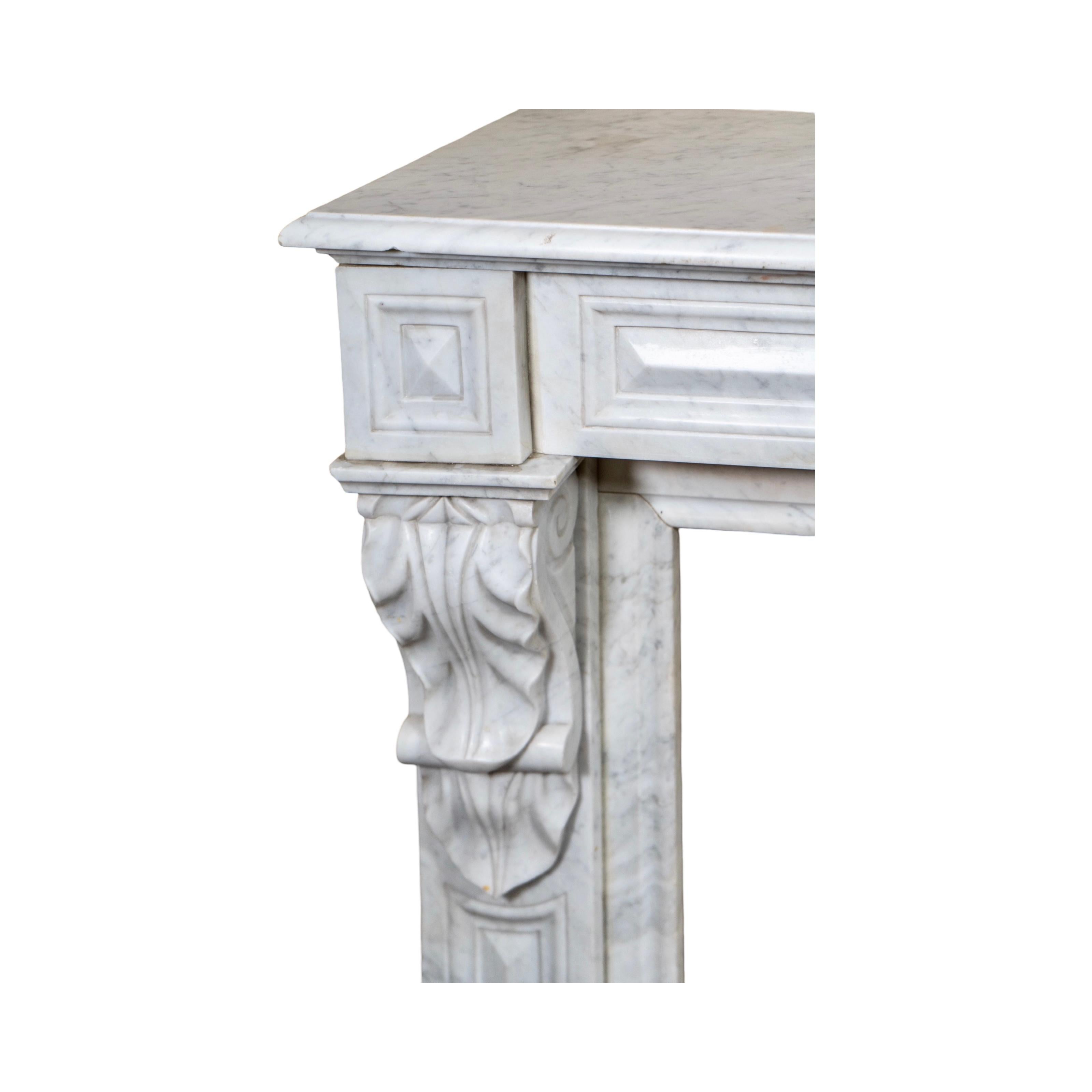 Repisa de mármol blanco veteado de Carrara Antique French en Bueno estado para la venta en Dallas, TX