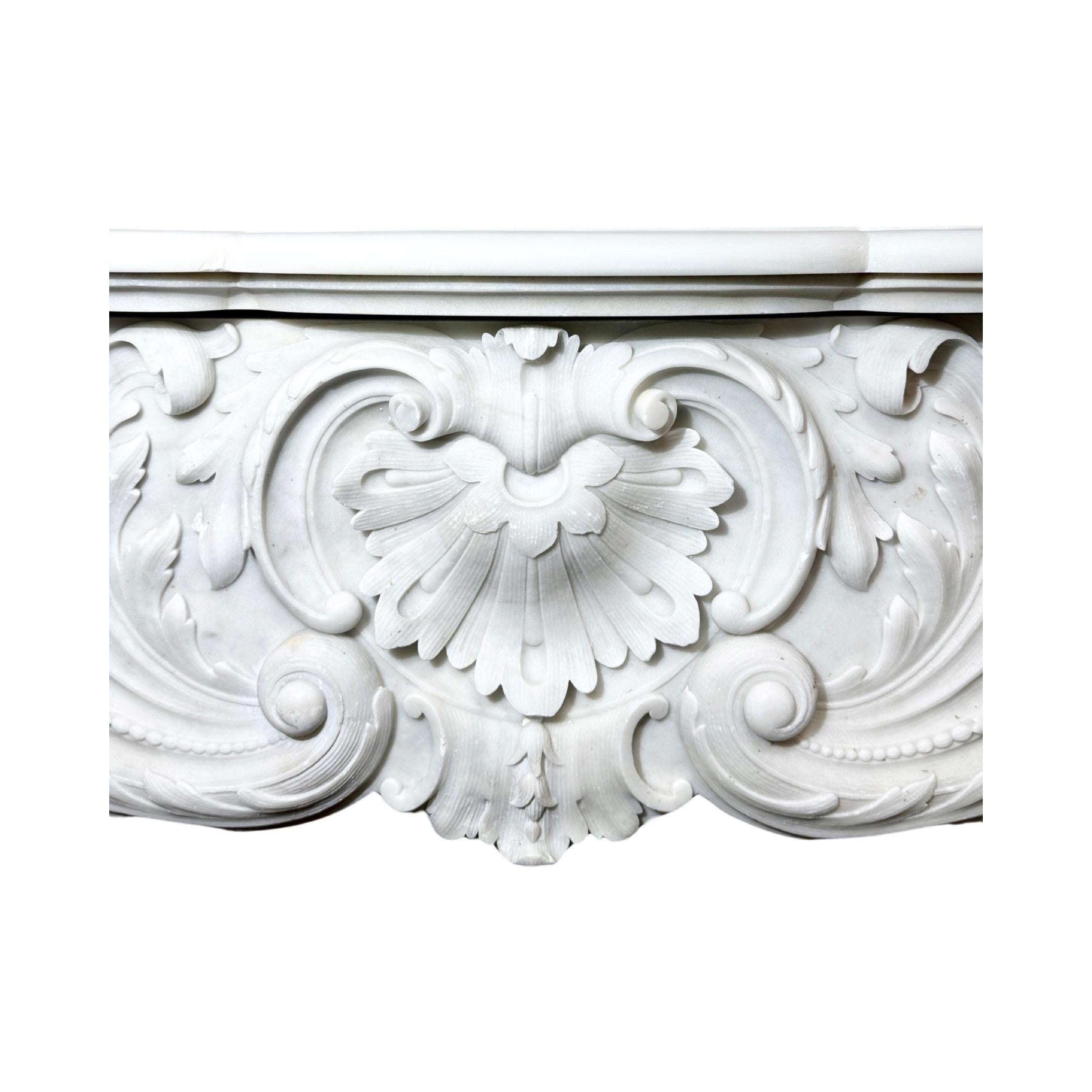 XVIIIe siècle Cheminée en marbre de Carrare en vente