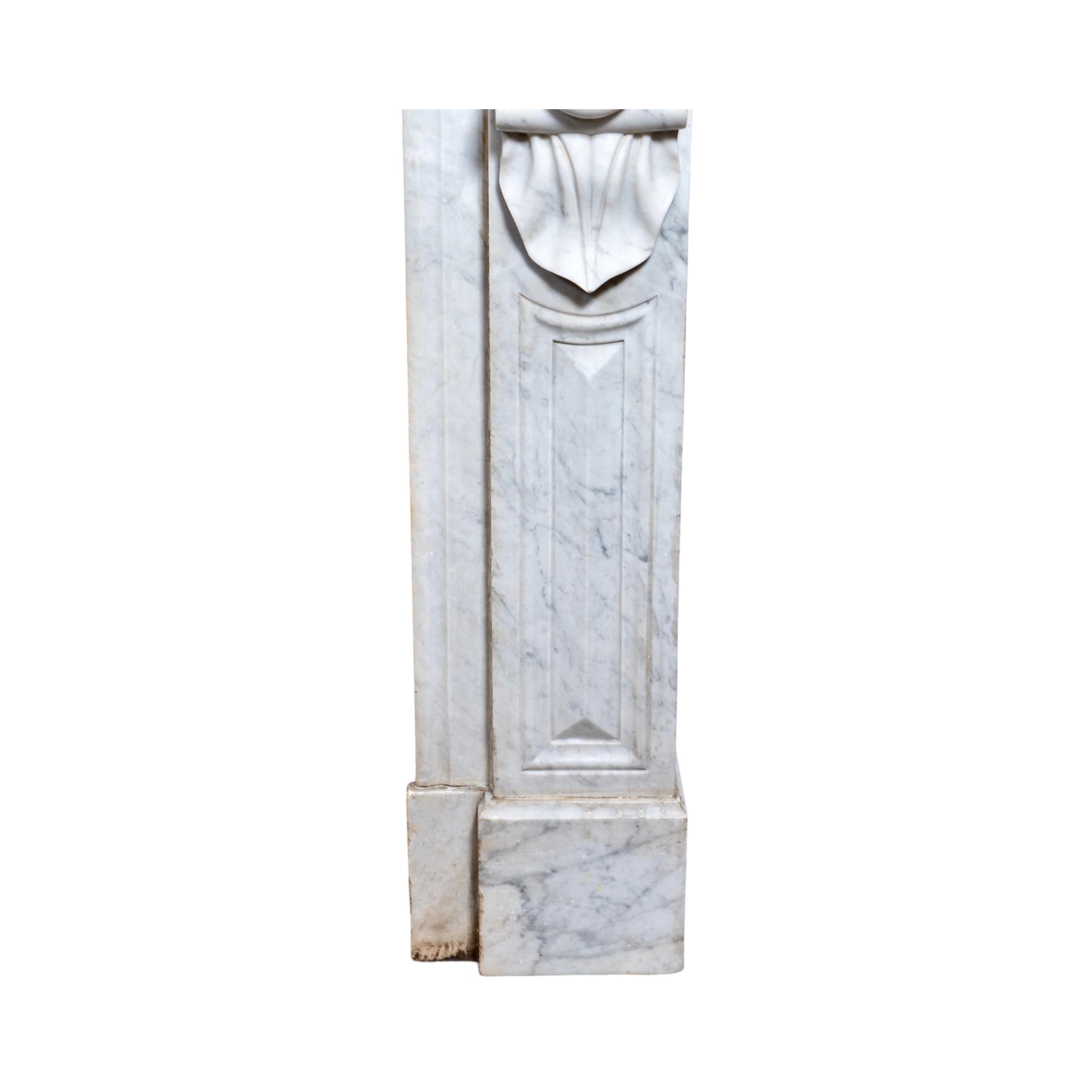 Repisa de mármol blanco veteado de Carrara Antique French en venta 1