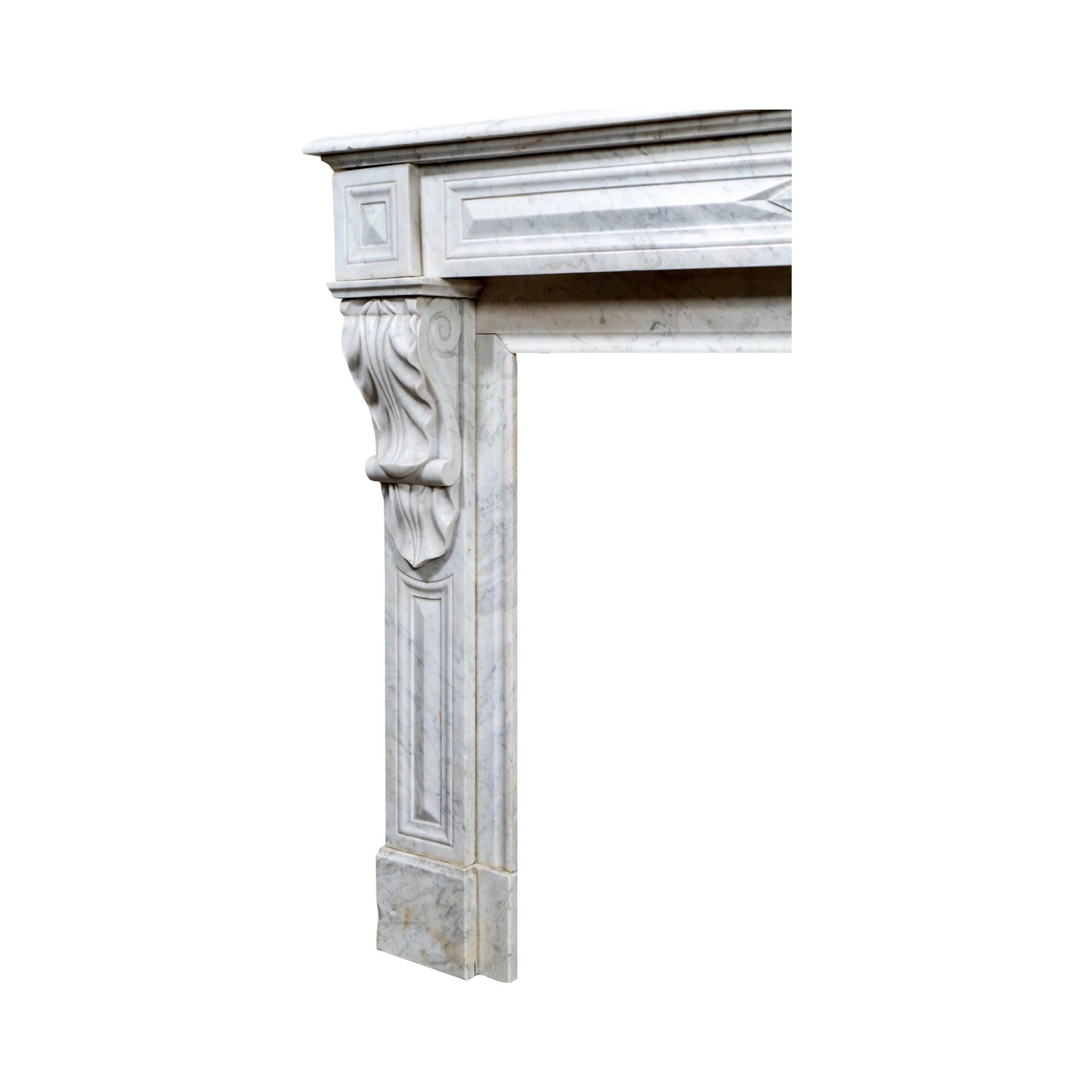 Repisa de mármol blanco veteado de Carrara Antique French en venta 2