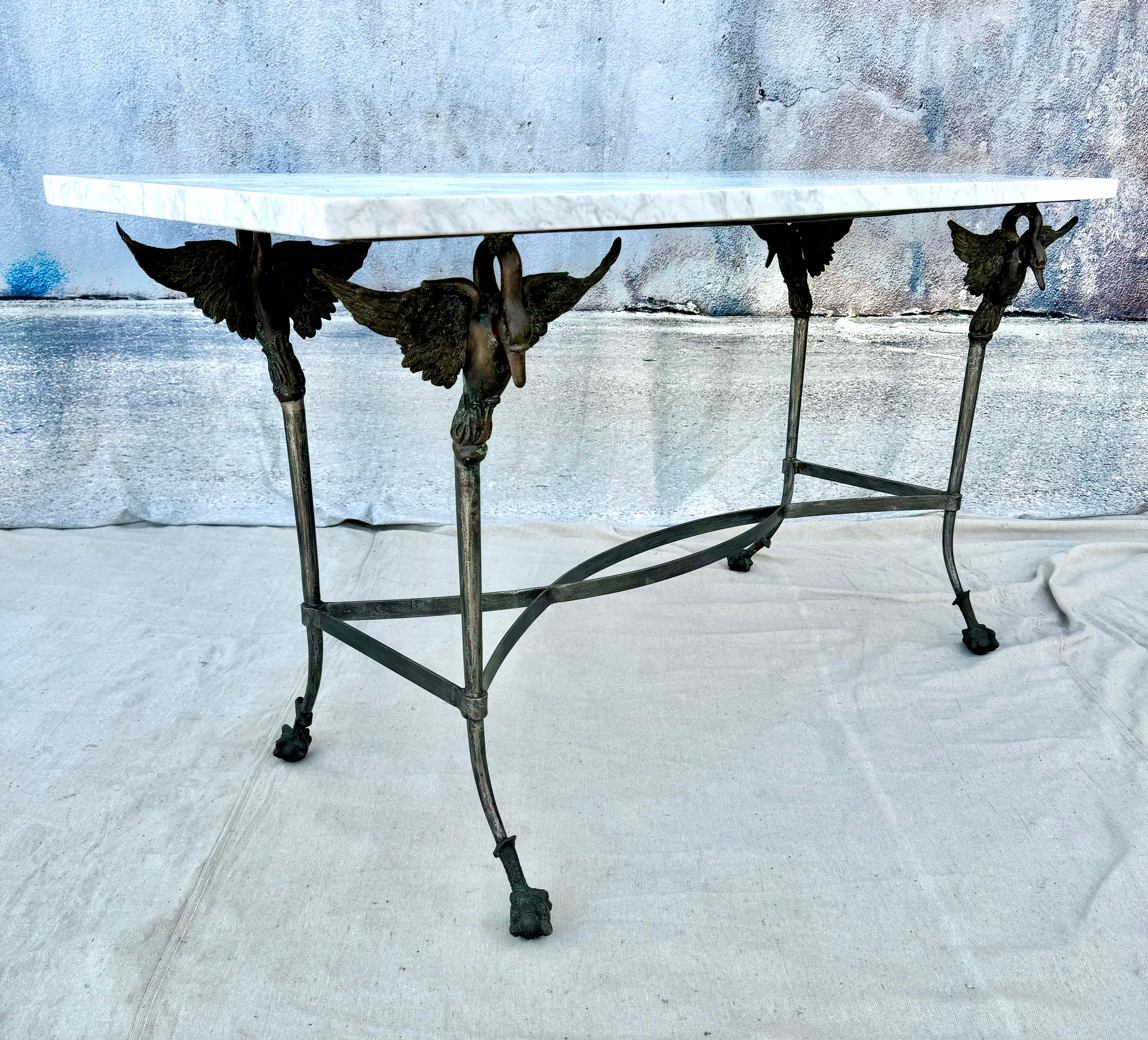 Französischer Stahltisch aus Carrara-Marmorplatte mit Bronzeschwanen aus Stahl im Angebot 5