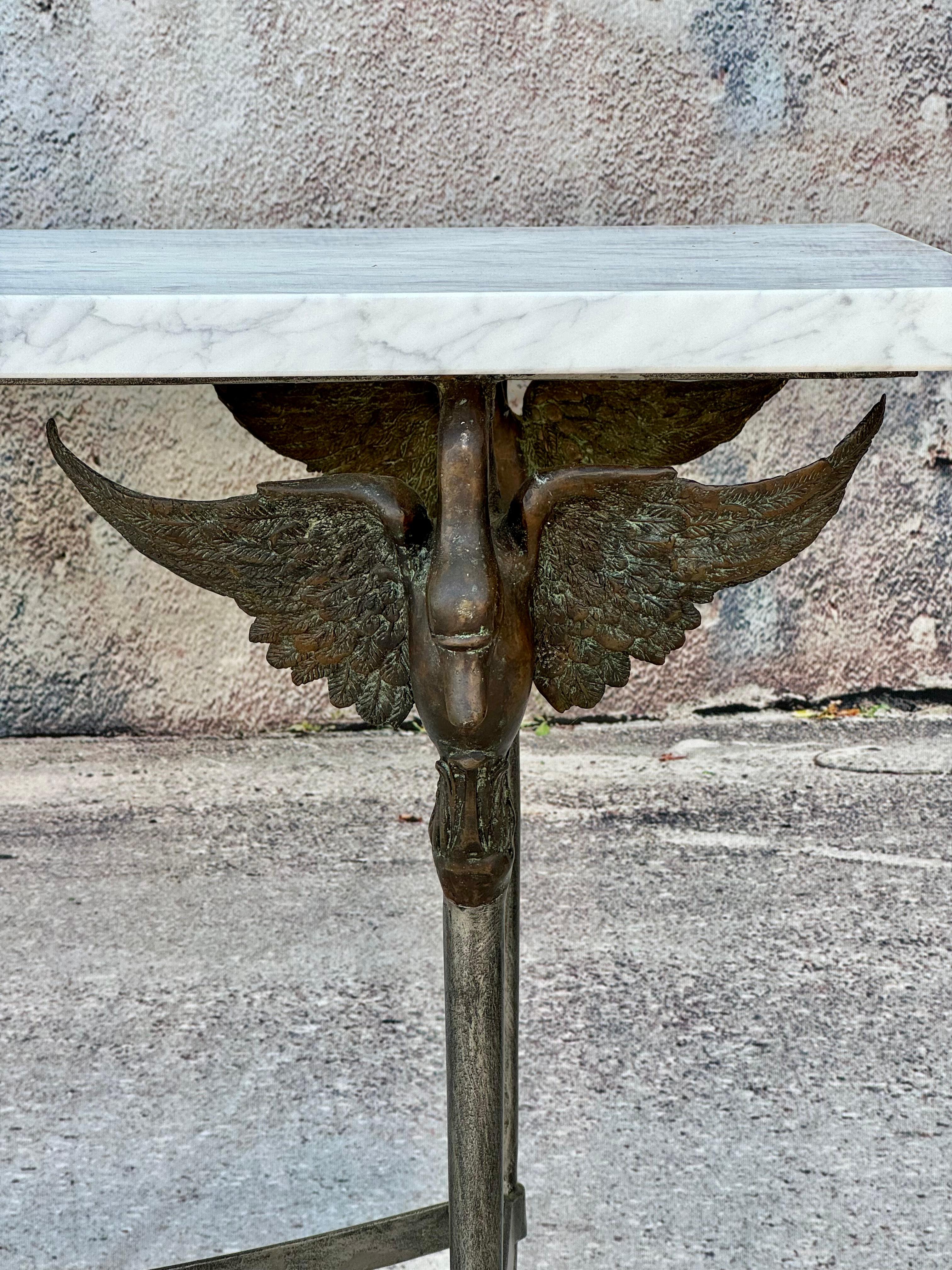 Französischer Stahltisch aus Carrara-Marmorplatte mit Bronzeschwanen aus Stahl (20. Jahrhundert) im Angebot