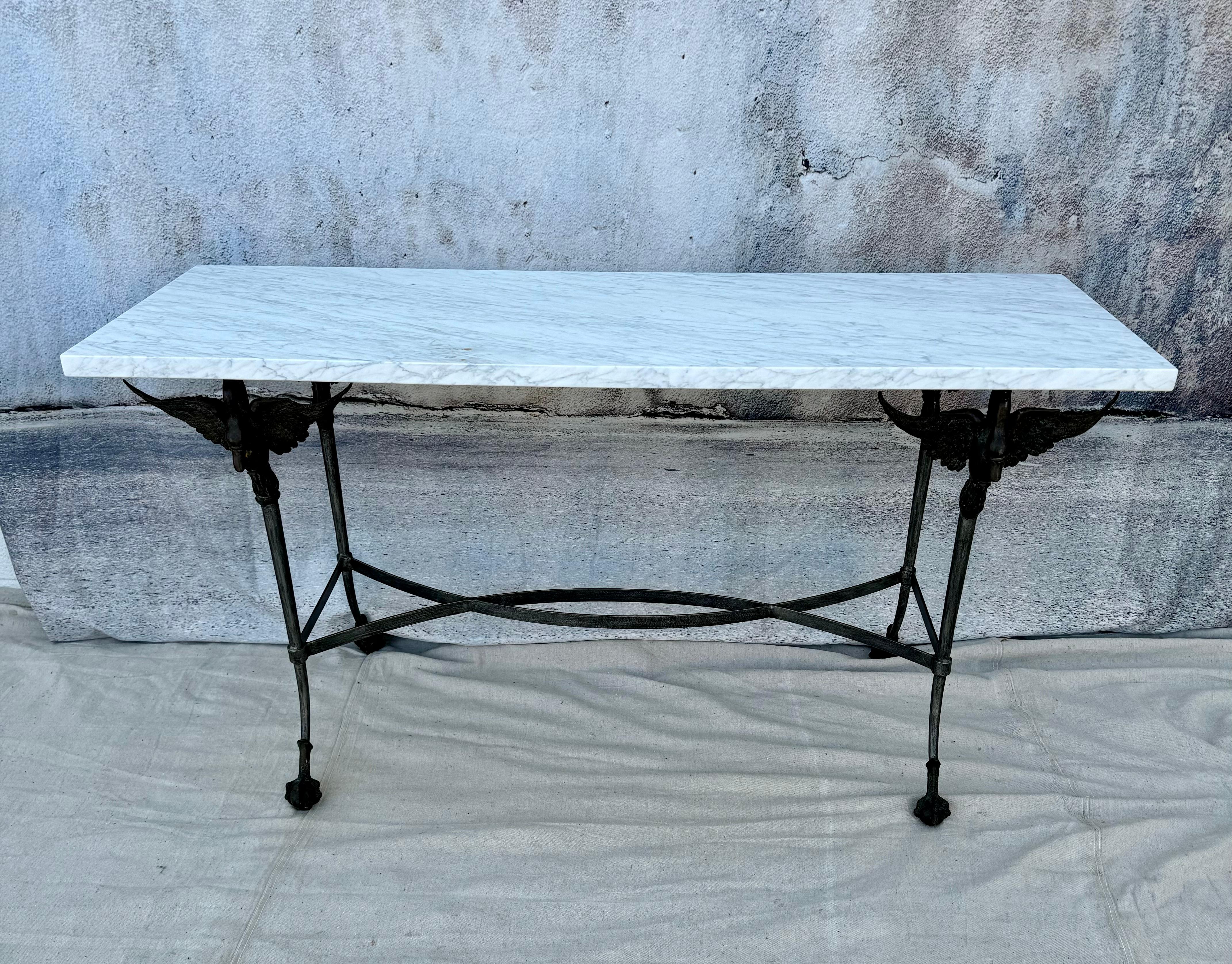 Französischer Stahltisch aus Carrara-Marmorplatte mit Bronzeschwanen aus Stahl im Angebot 1