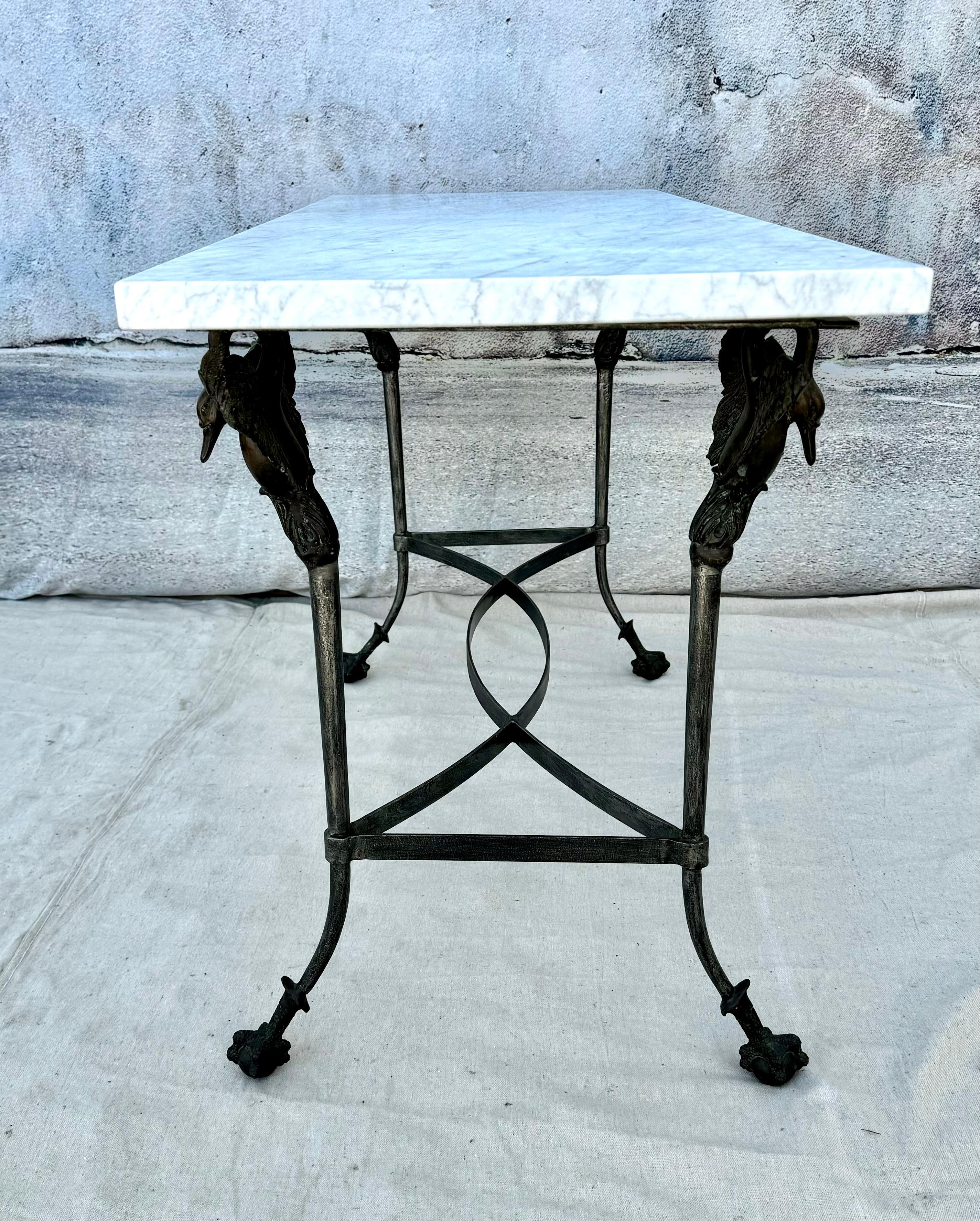 Französischer Stahltisch aus Carrara-Marmorplatte mit Bronzeschwanen aus Stahl im Angebot 2