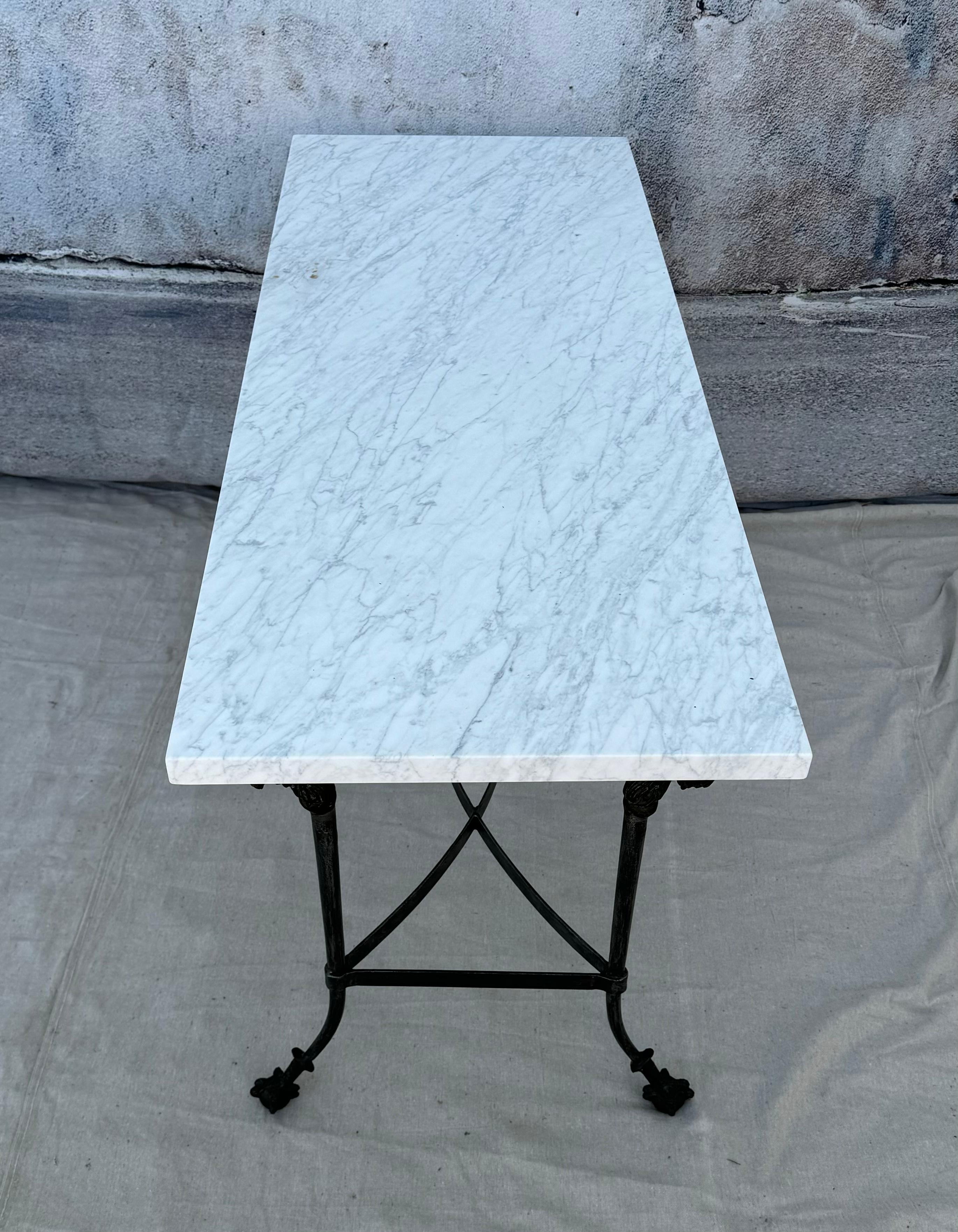 Französischer Stahltisch aus Carrara-Marmorplatte mit Bronzeschwanen aus Stahl im Angebot 3
