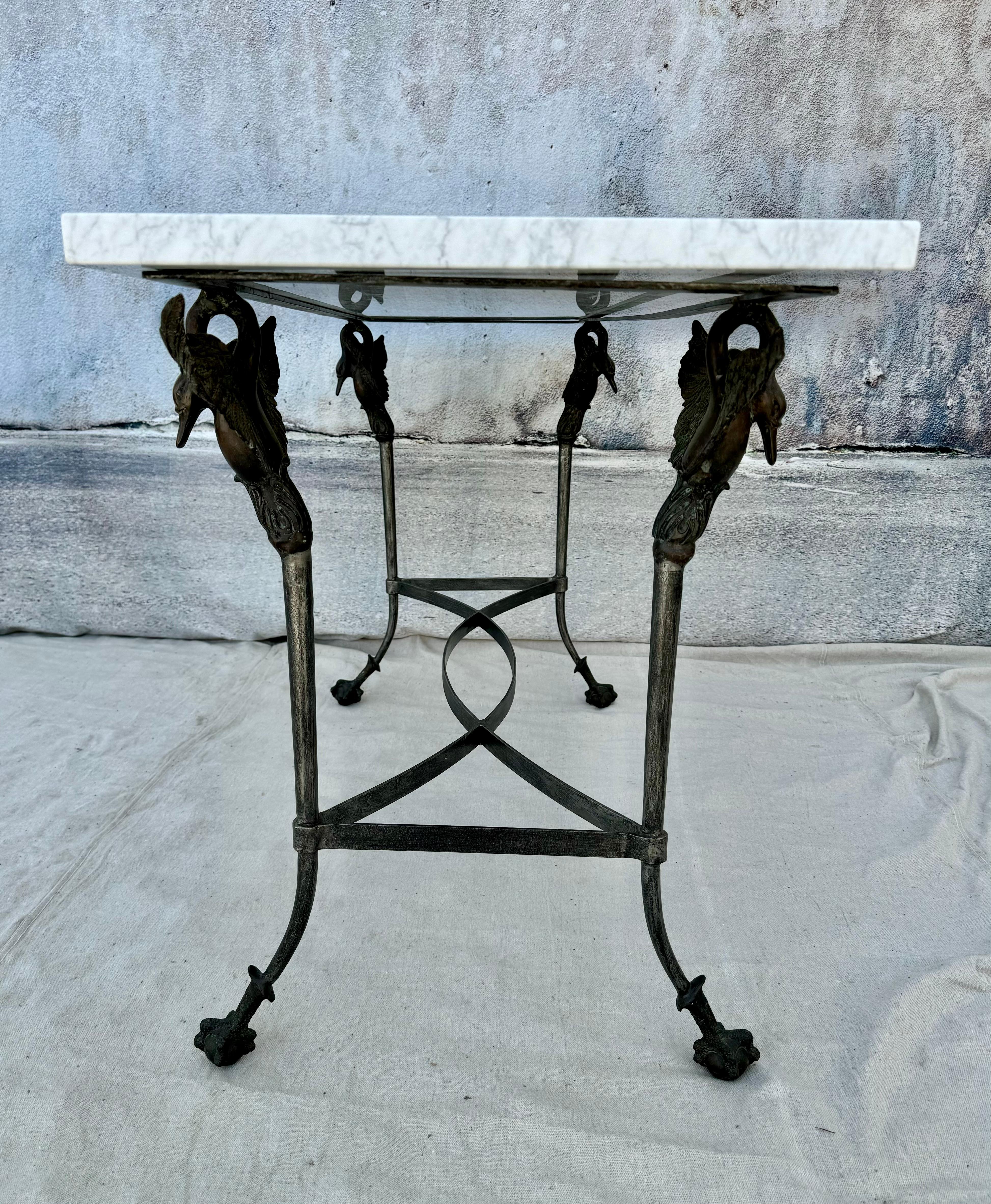 Französischer Stahltisch aus Carrara-Marmorplatte mit Bronzeschwanen aus Stahl im Angebot 4