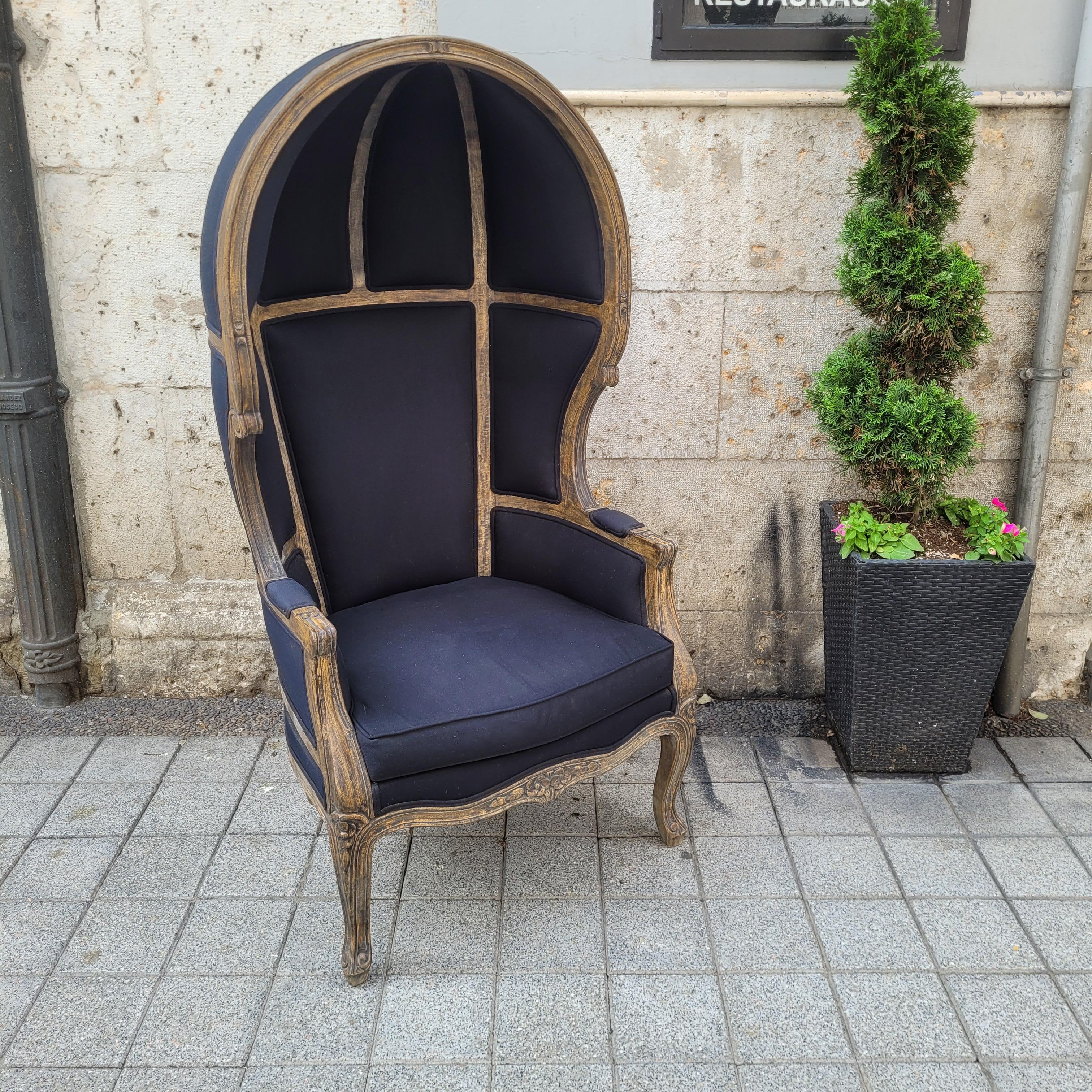 Outstanding carriage or bonnet chair. The origins of this elegant piece date back to medieval England, although it was also widely used in France, inspired by royal carriages. Characteristically, it features a concave-shaped structure in washed