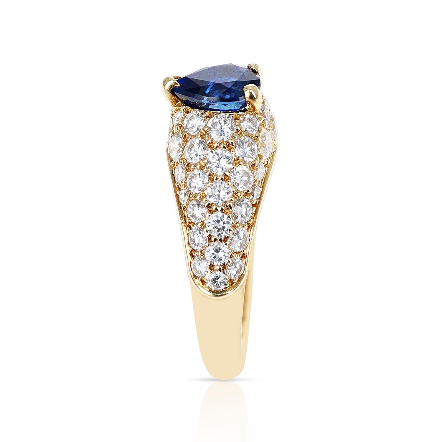 Französischer Cartier Ring aus 18 Karat Gelbgold mit blauem Saphir in Birnenform und Diamanten für Damen oder Herren im Angebot