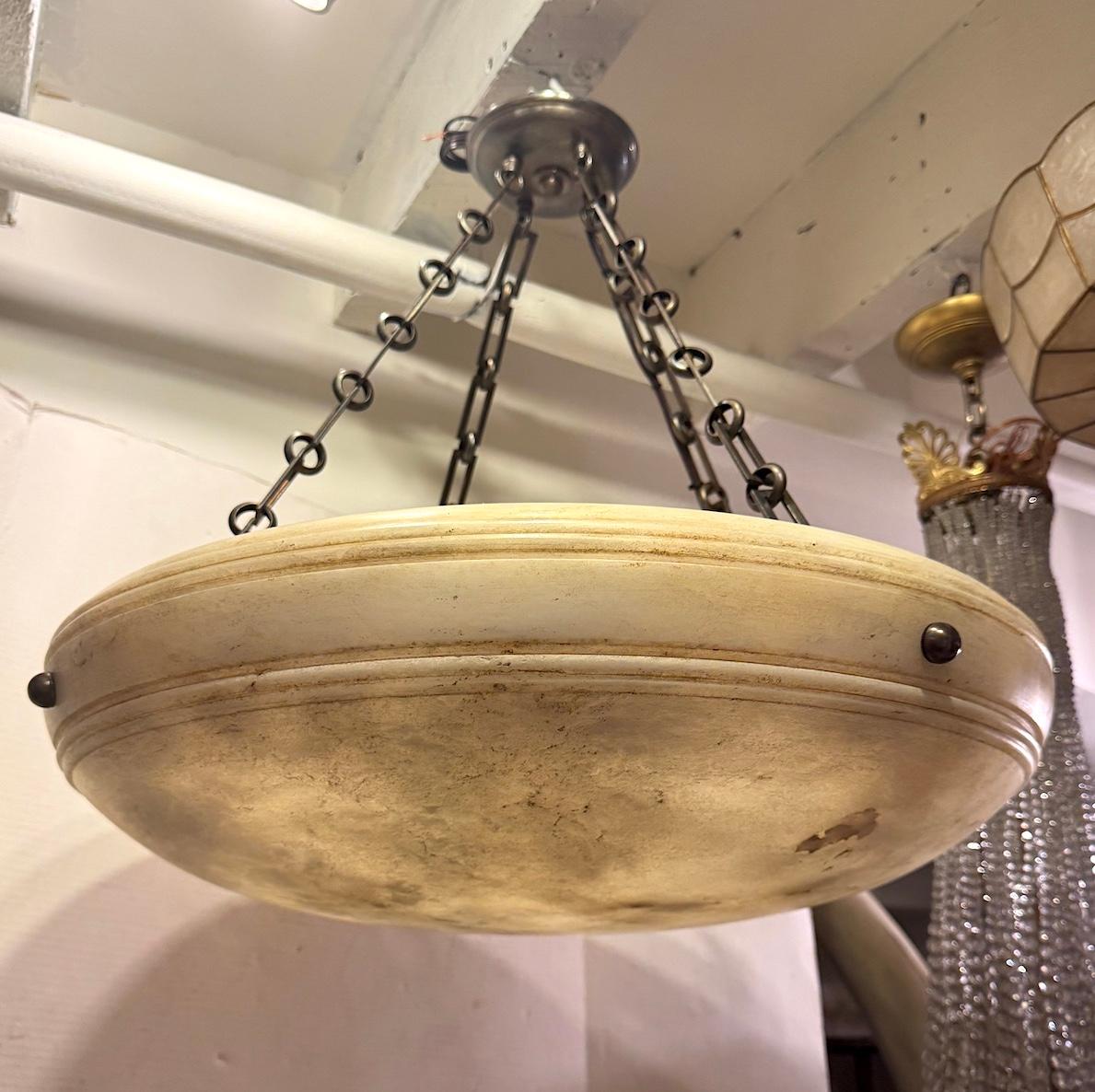 Luminaire en albâtre sculpté français en vente 5