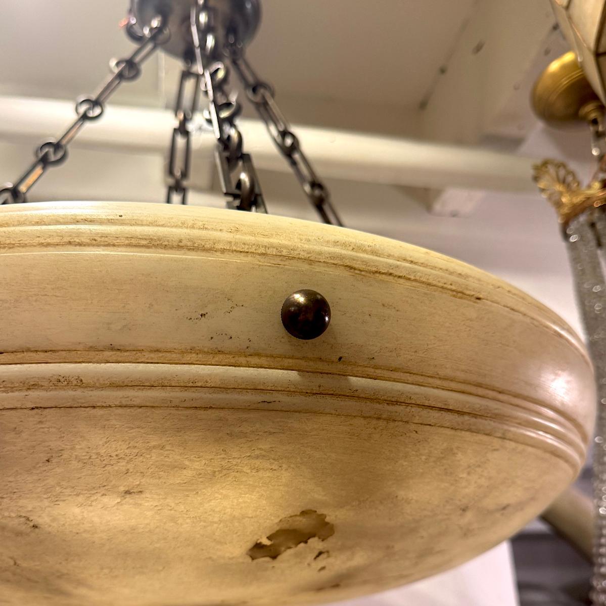 Luminaire en albâtre sculpté français Bon état - En vente à New York, NY