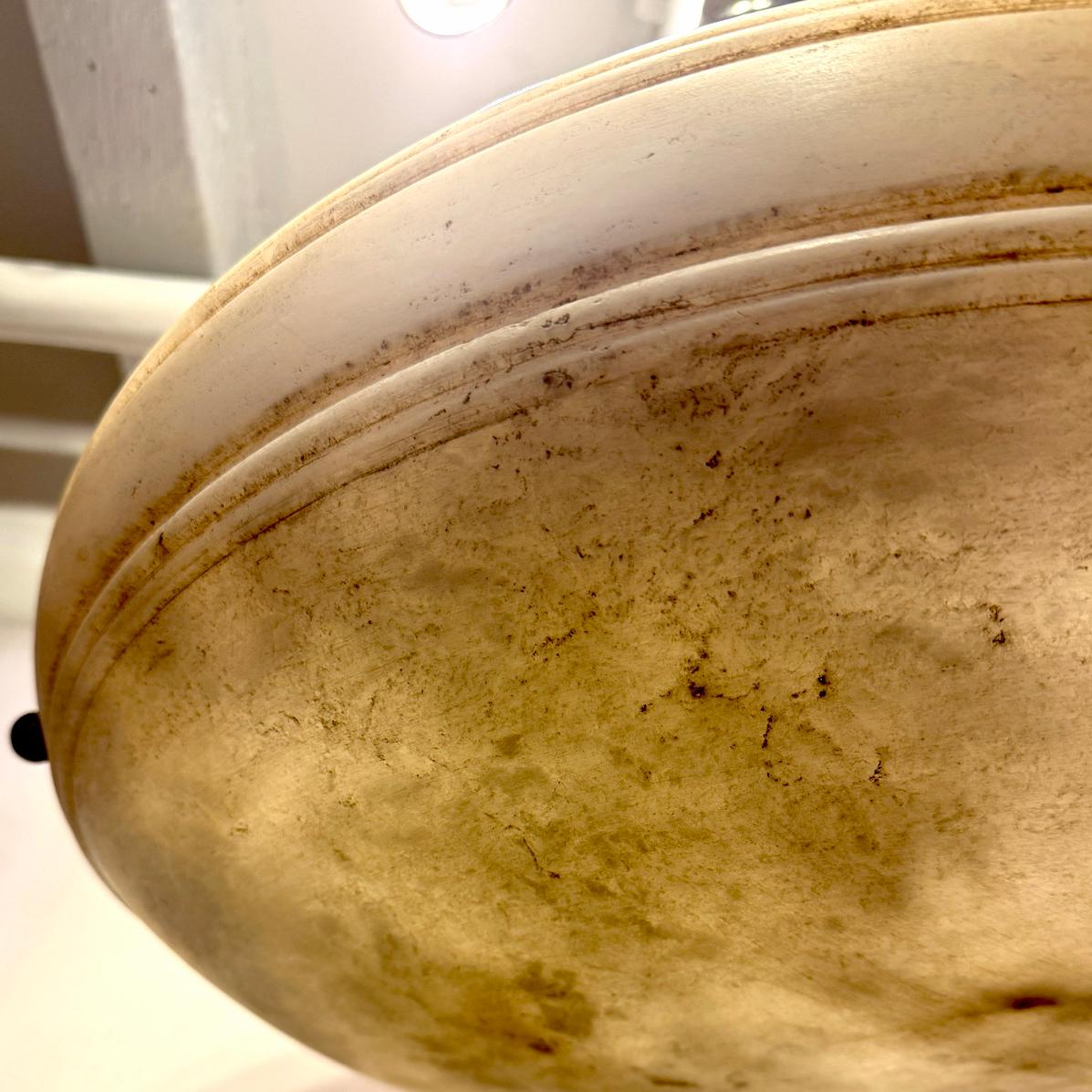 Luminaire en albâtre sculpté français en vente 1