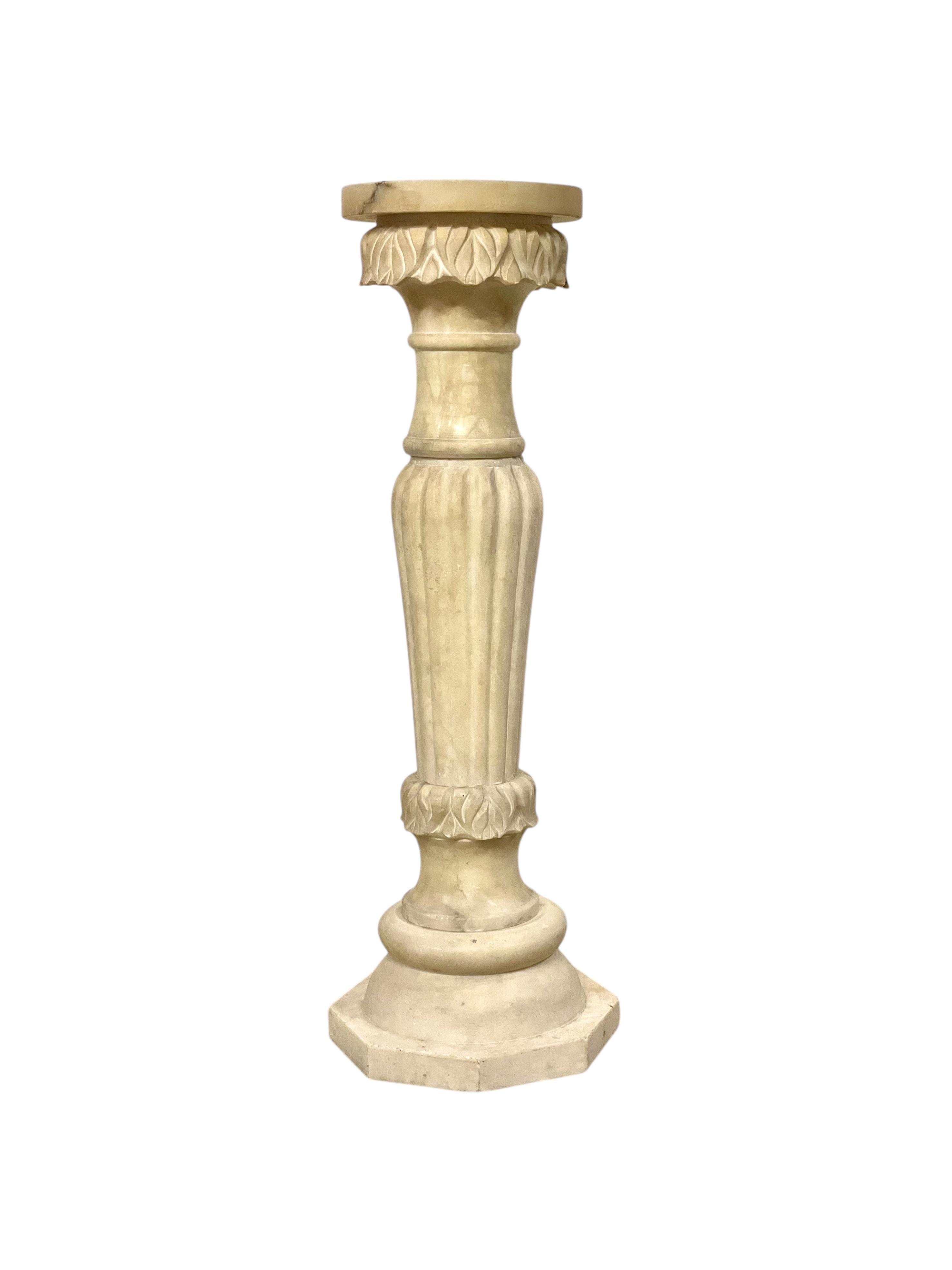 Colonne à piédestal en albâtre sculpté, Circa 1930 en vente 4
