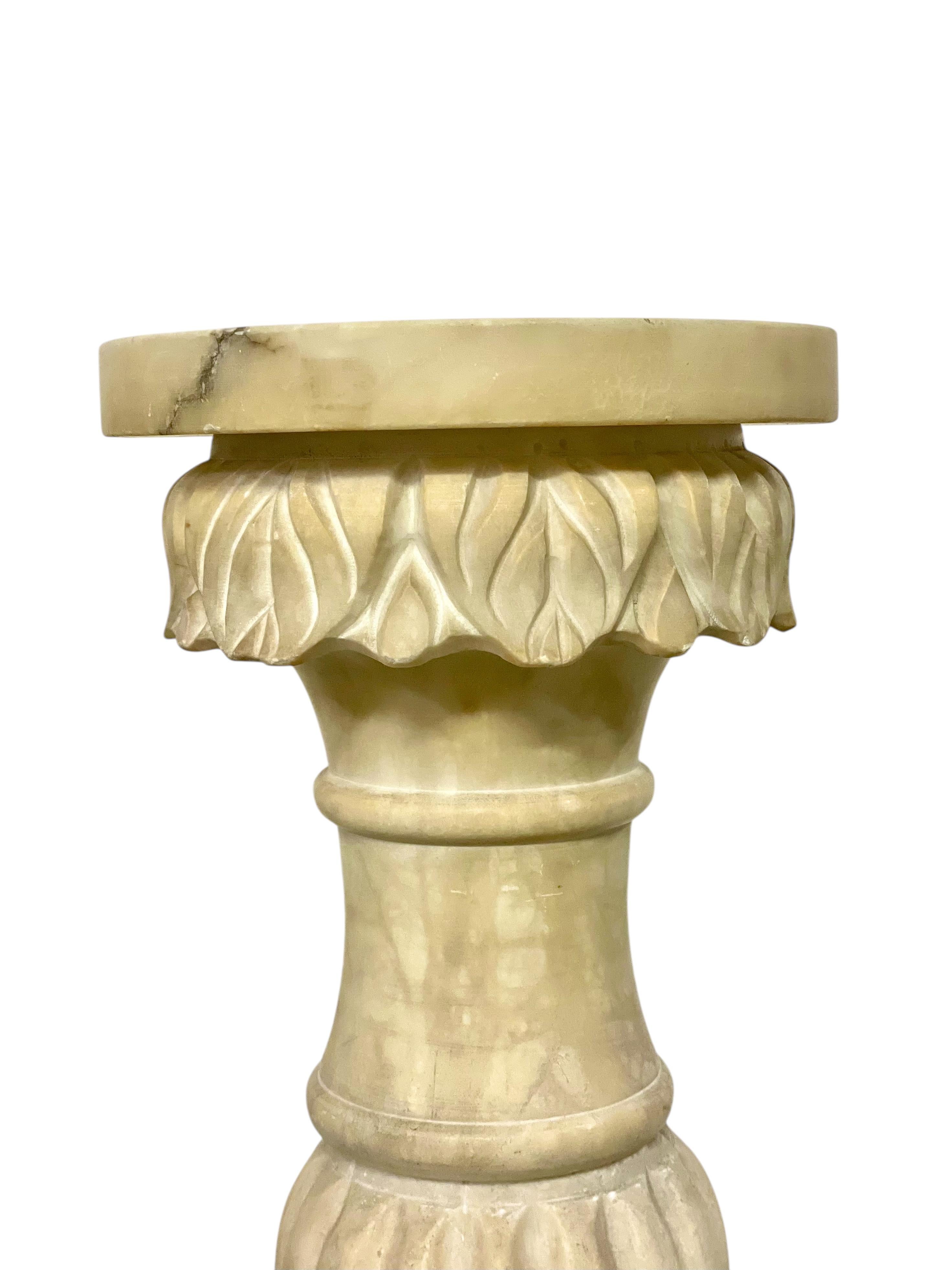Français Colonne à piédestal en albâtre sculpté, Circa 1930 en vente