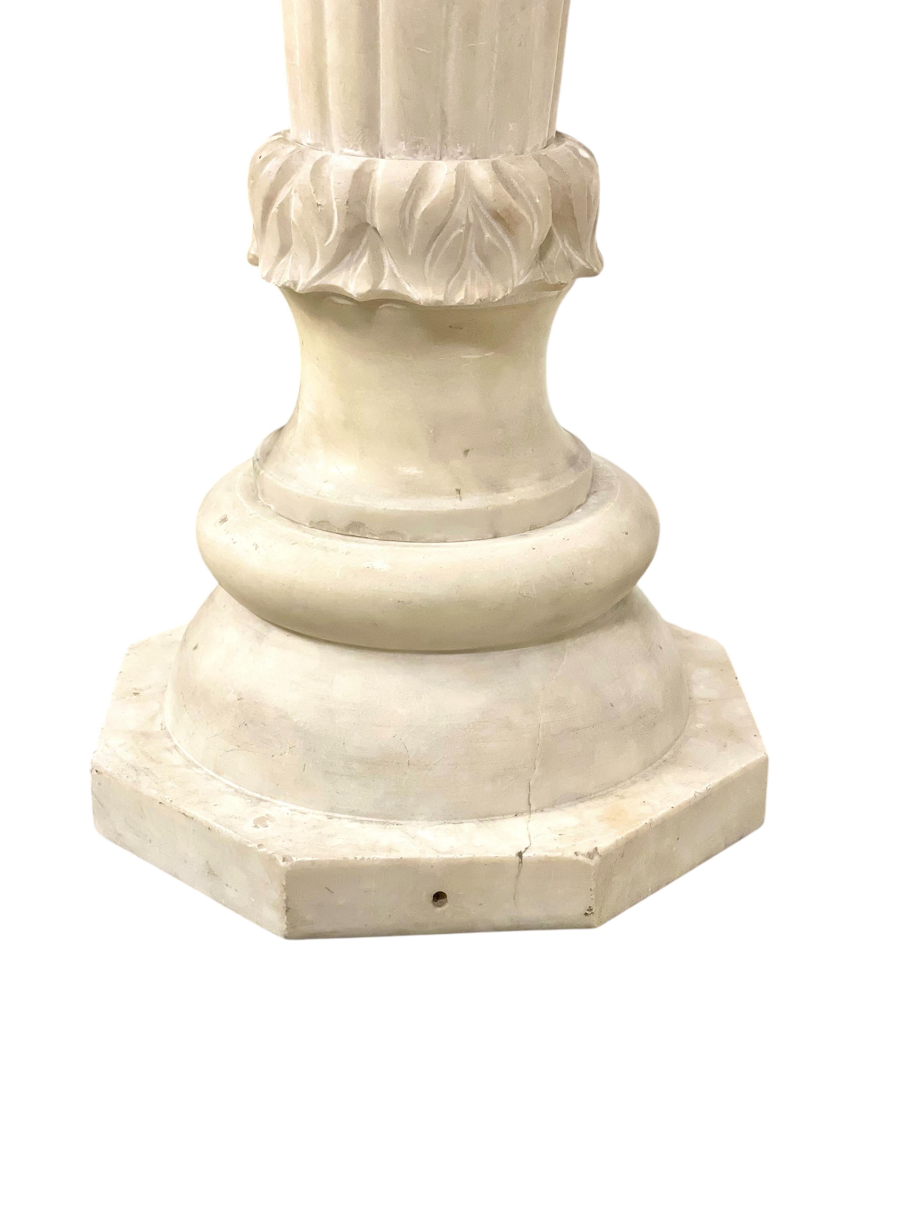 Sculpté Colonne à piédestal en albâtre sculpté, Circa 1930 en vente