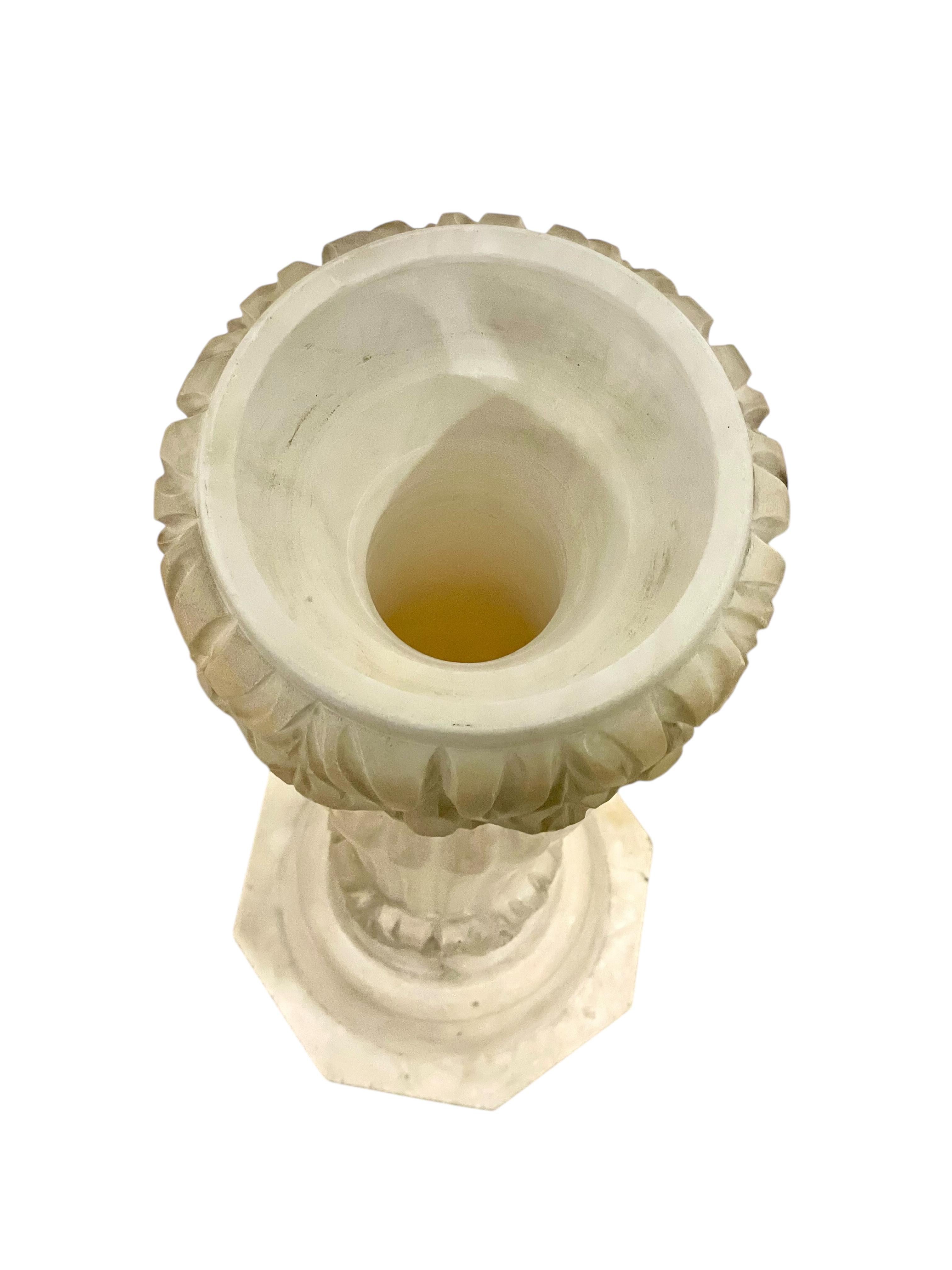 Colonne à piédestal en albâtre sculpté, Circa 1930 Bon état - En vente à LA CIOTAT, FR