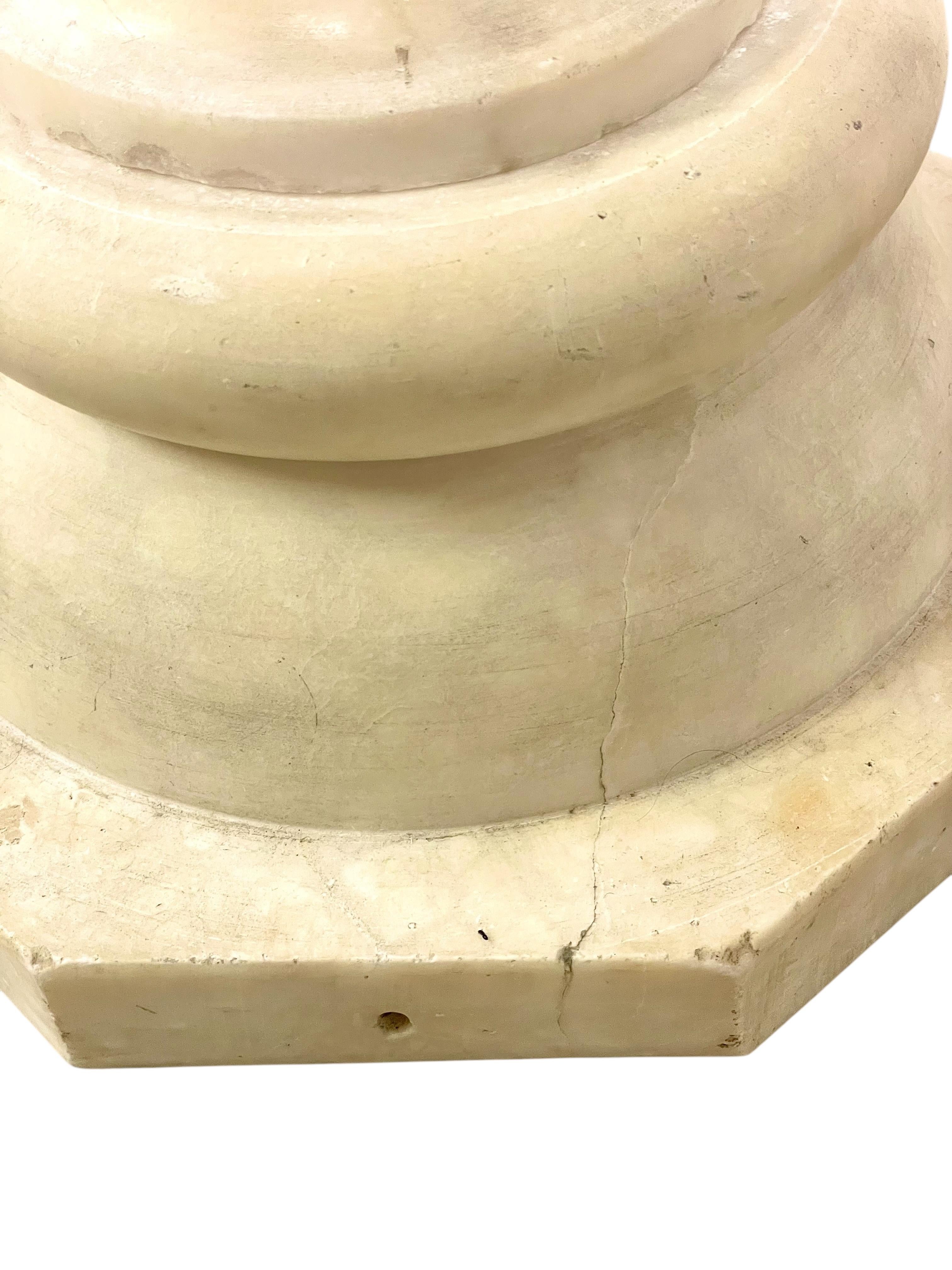 20ième siècle Colonne à piédestal en albâtre sculpté, Circa 1930 en vente