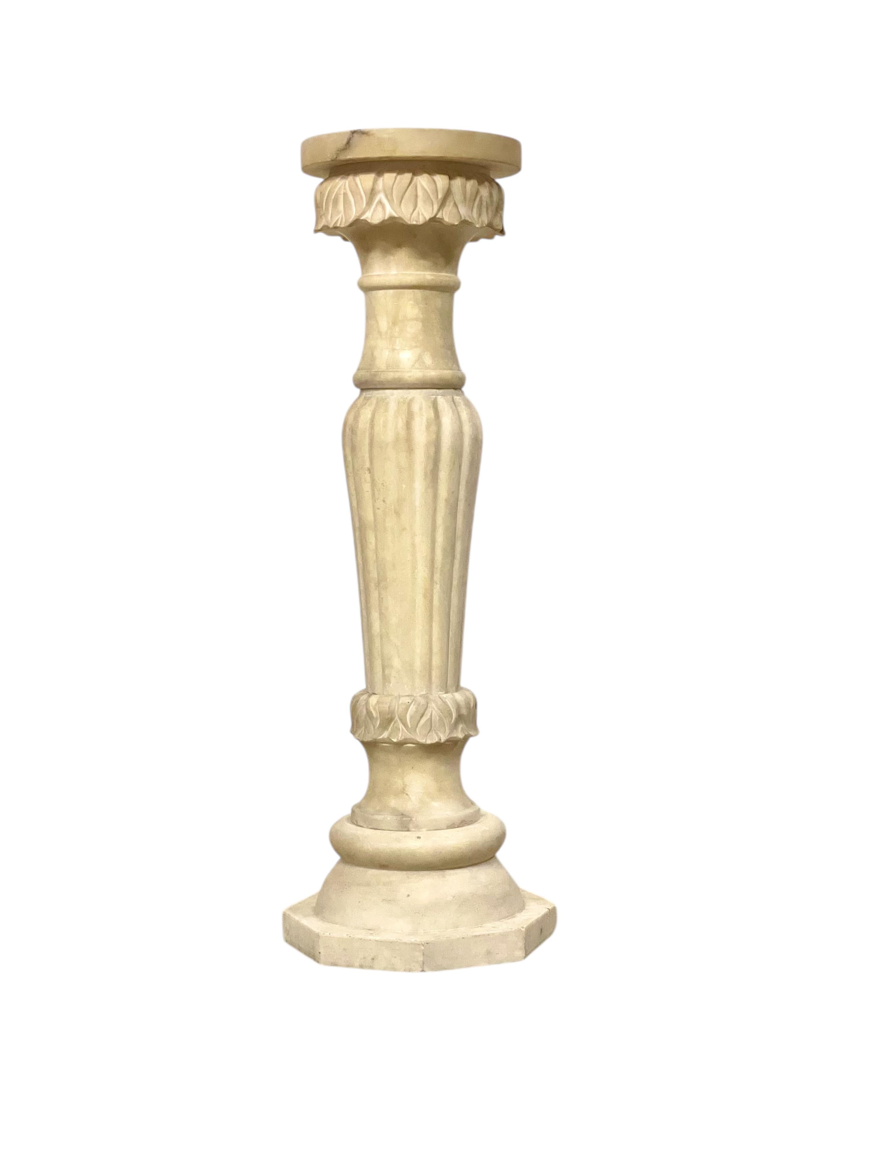 Albâtre Colonne à piédestal en albâtre sculpté, Circa 1930 en vente