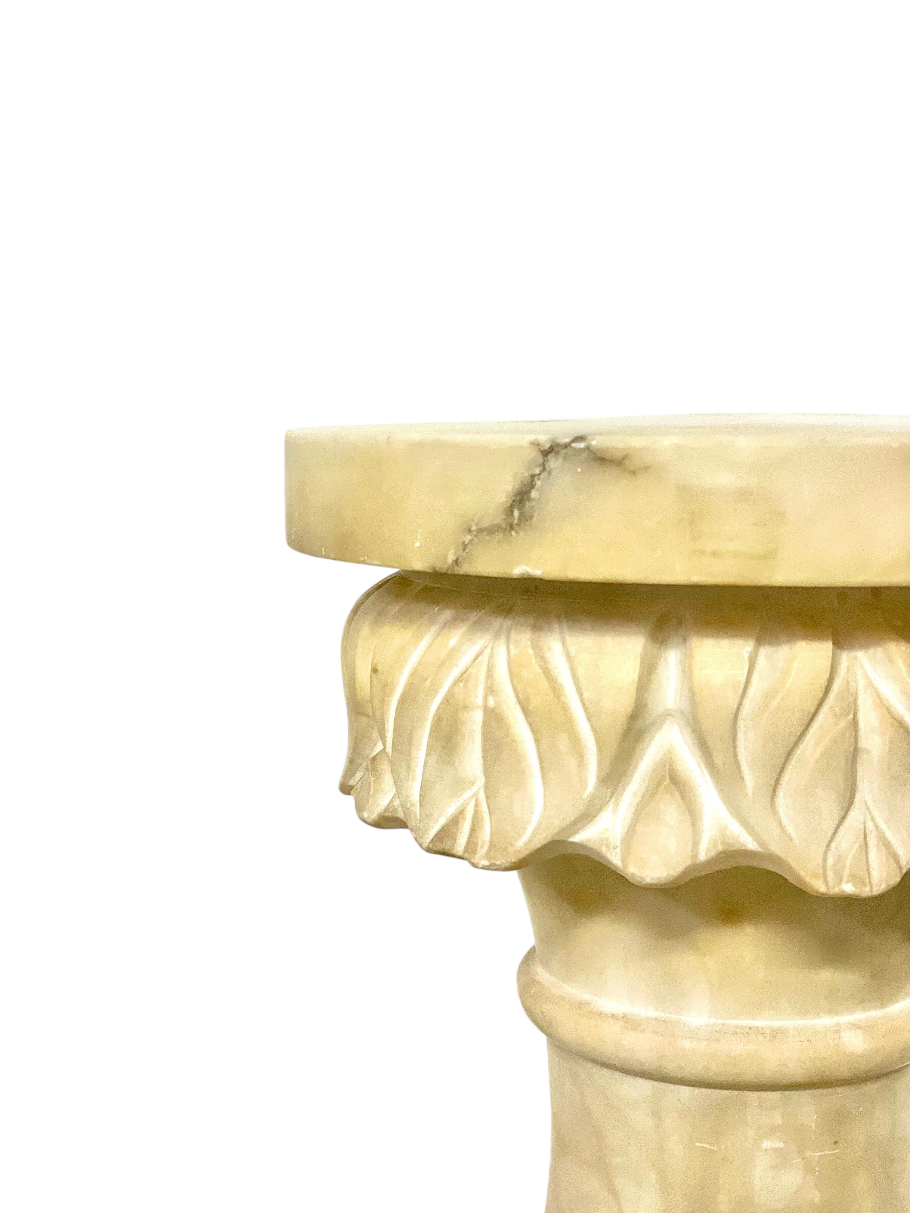 Colonne à piédestal en albâtre sculpté, Circa 1930 en vente 1